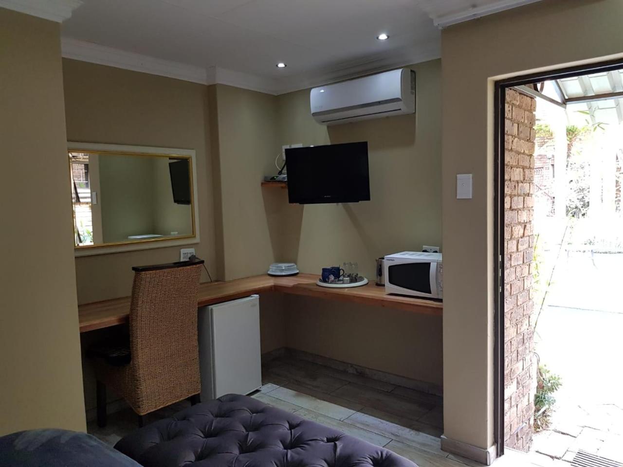 Queen Room with Pool View - Photo 4