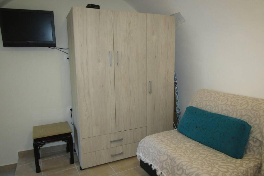 One-Bedroom House - Photo 51