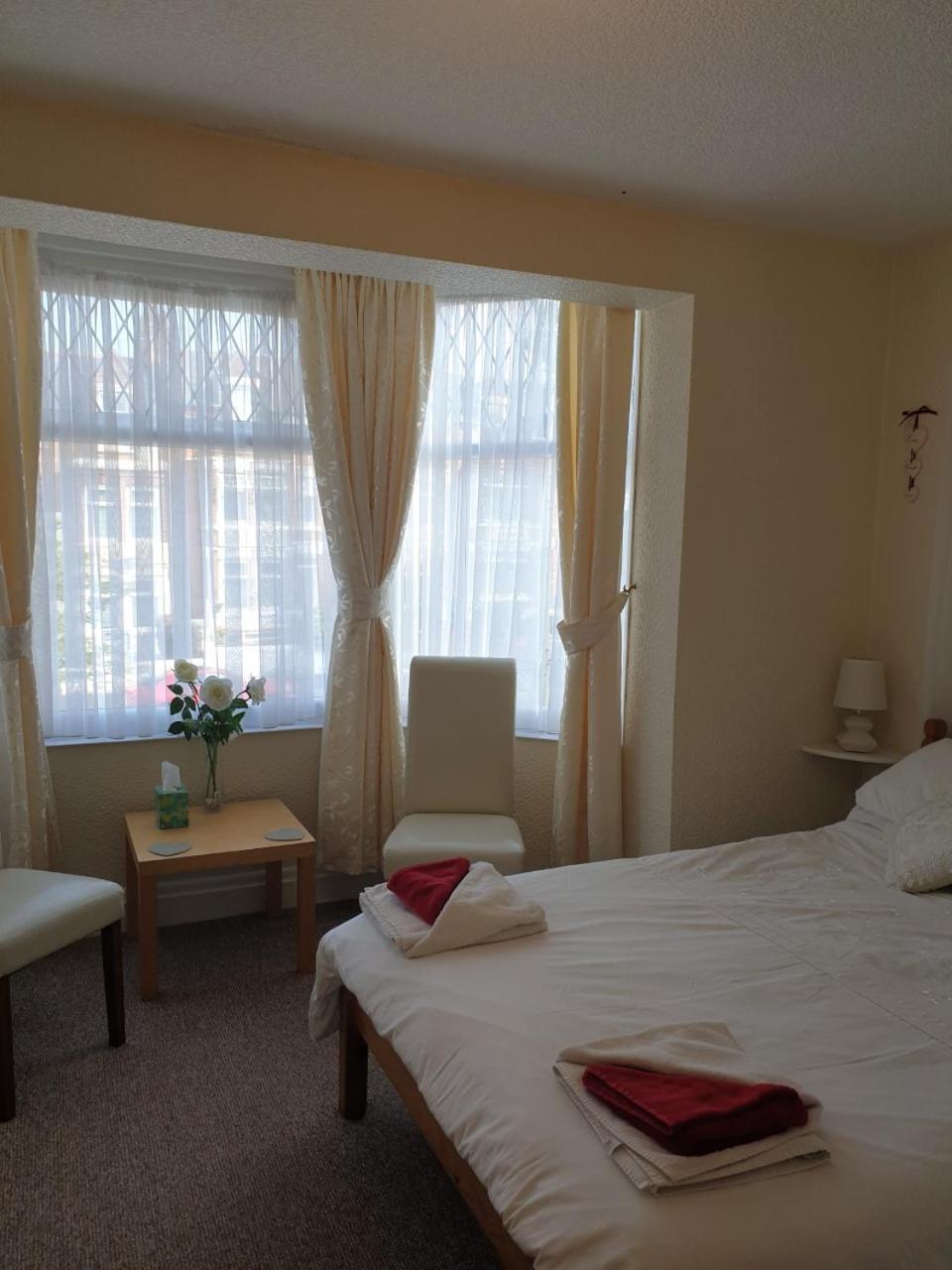 Double Room with Bay Window photo 2