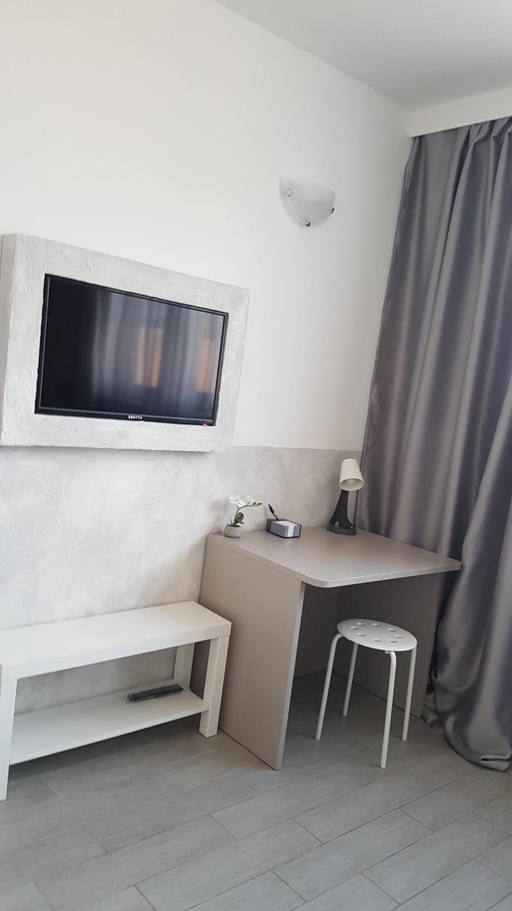Small Twin Room - Photo 4