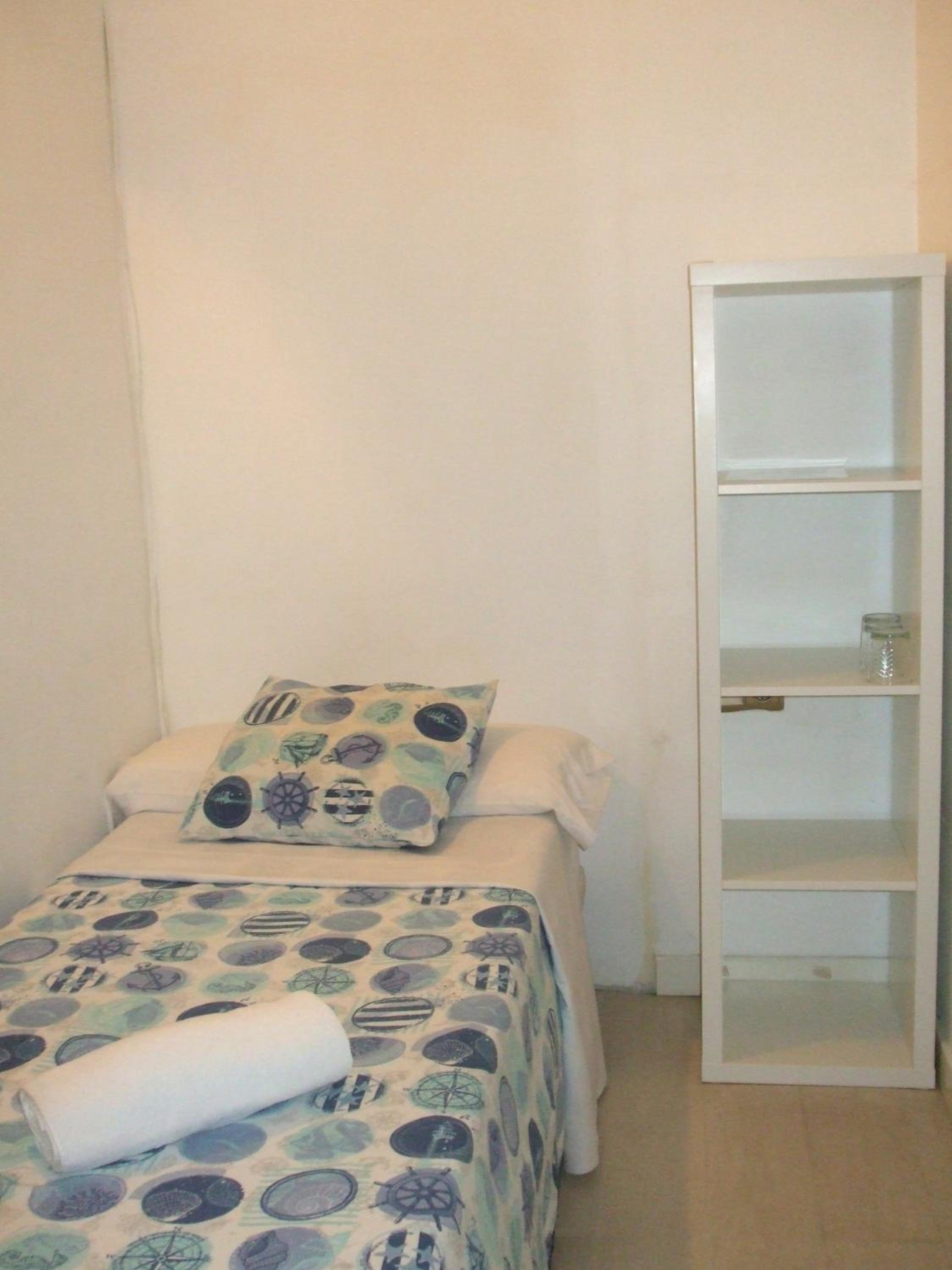 Habitación Triple con Baño Compartido
