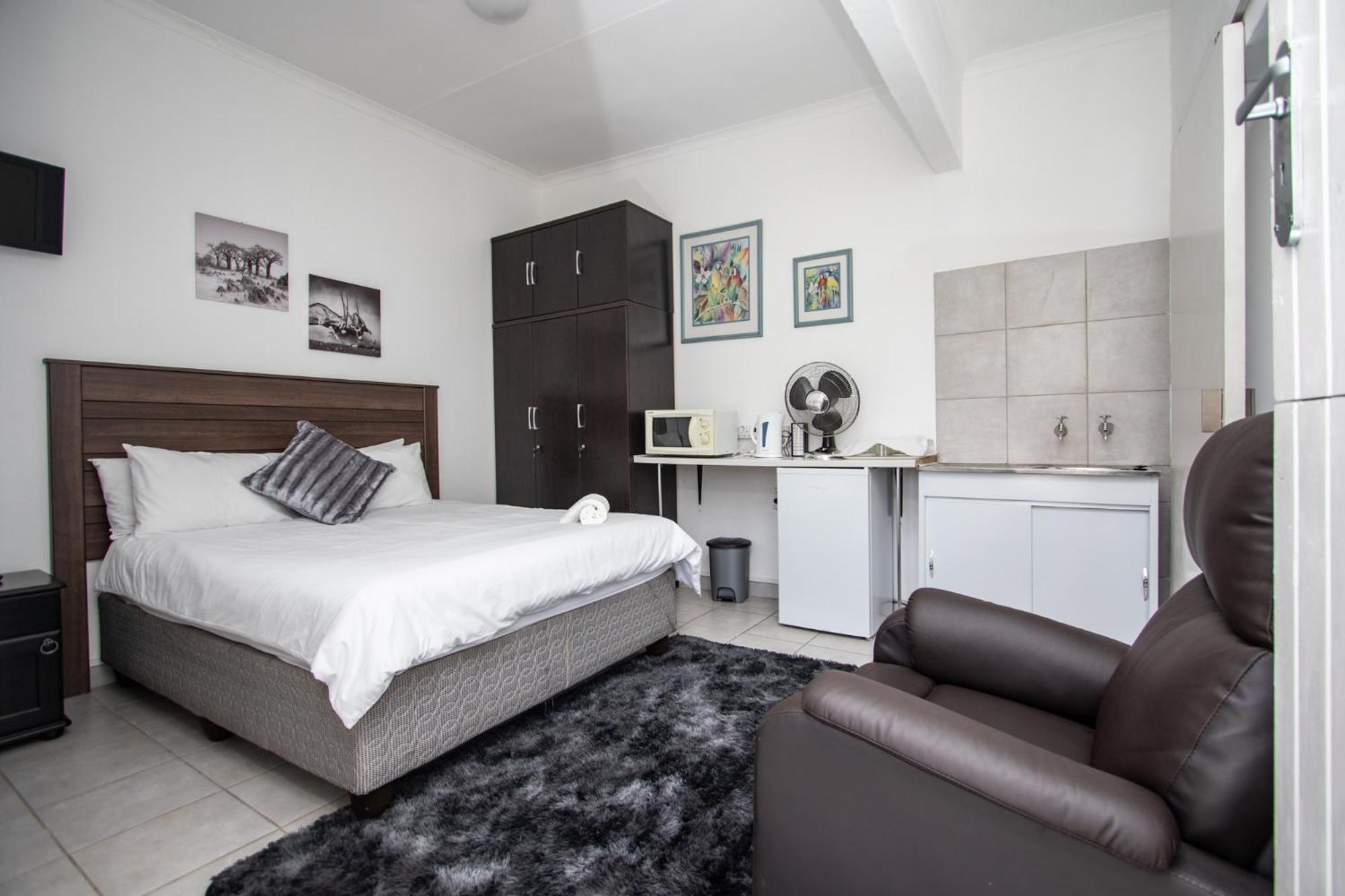 Budget Double Room - Photo 6