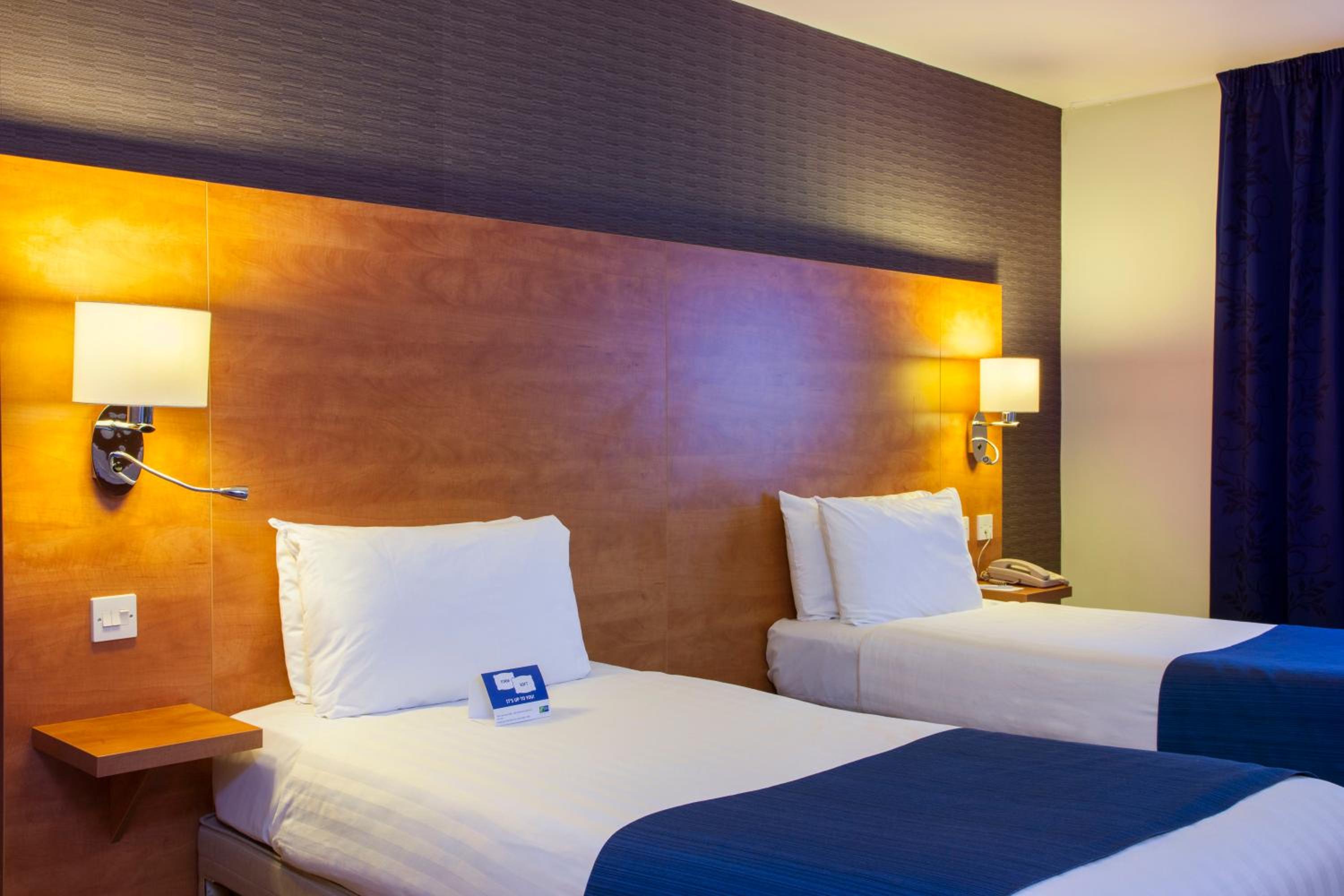 Standard Twin Room with Free Hot Breakfast - Photo 10