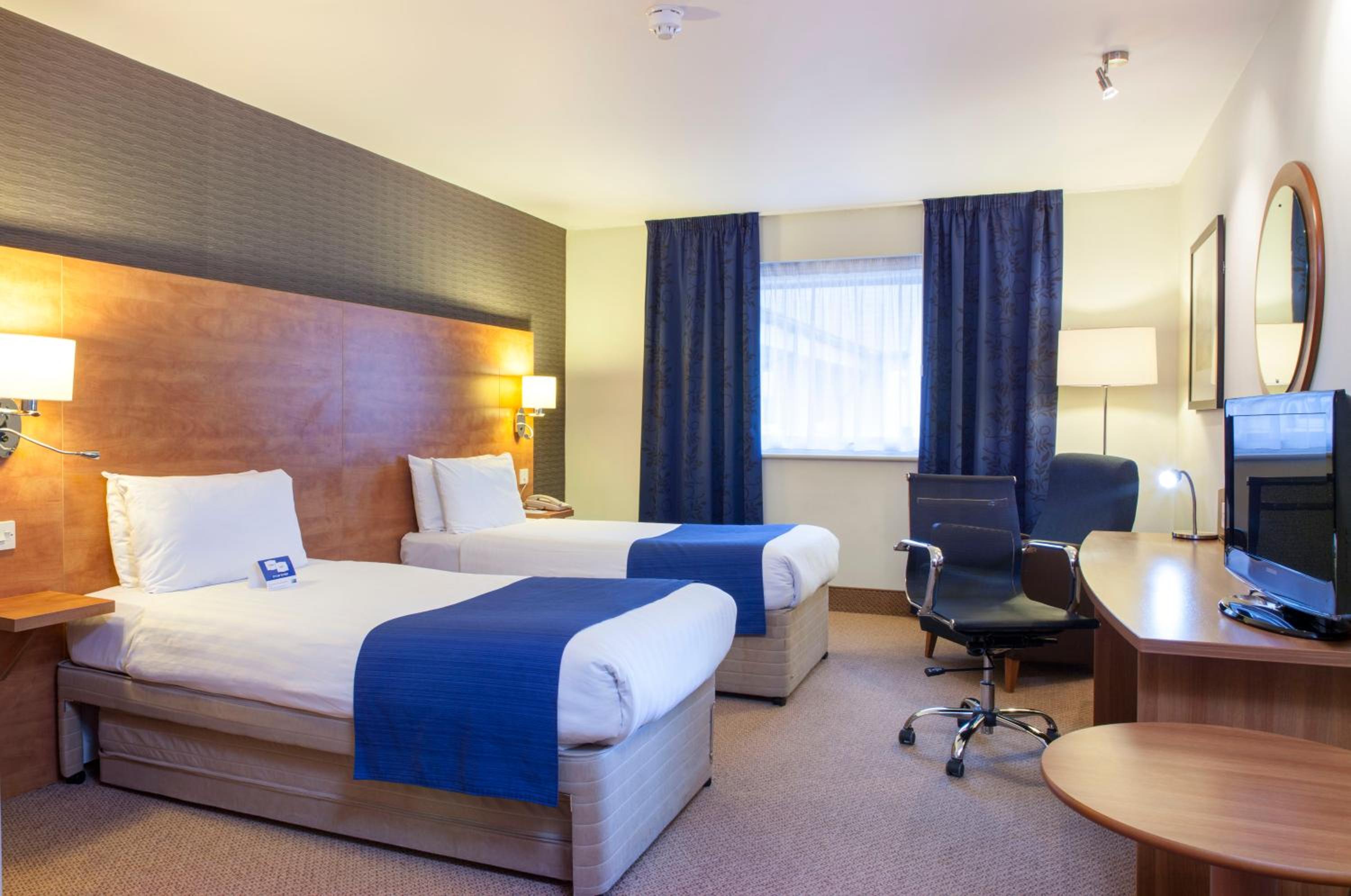 Standard Room with Free Hot Breakfast - Photo 9