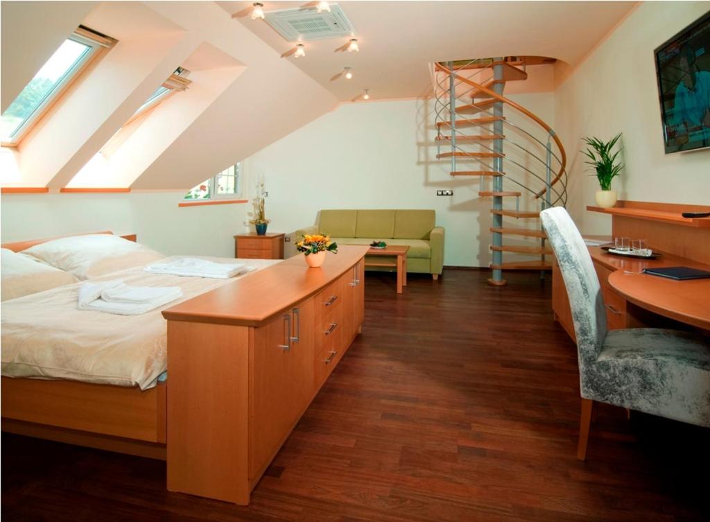 Duplex Quadruple Room - Photo 3