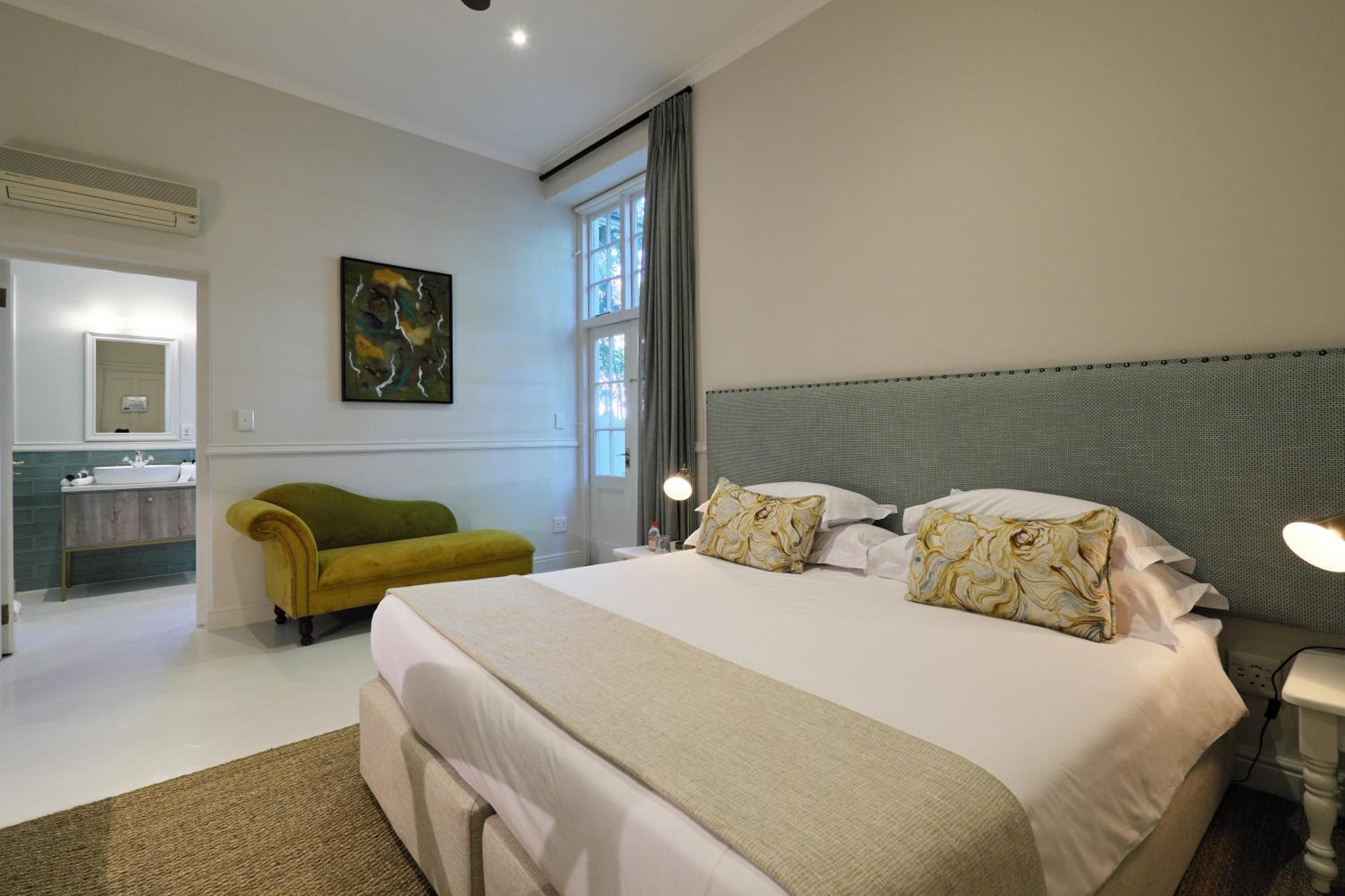 Deluxe Room - Photo 9