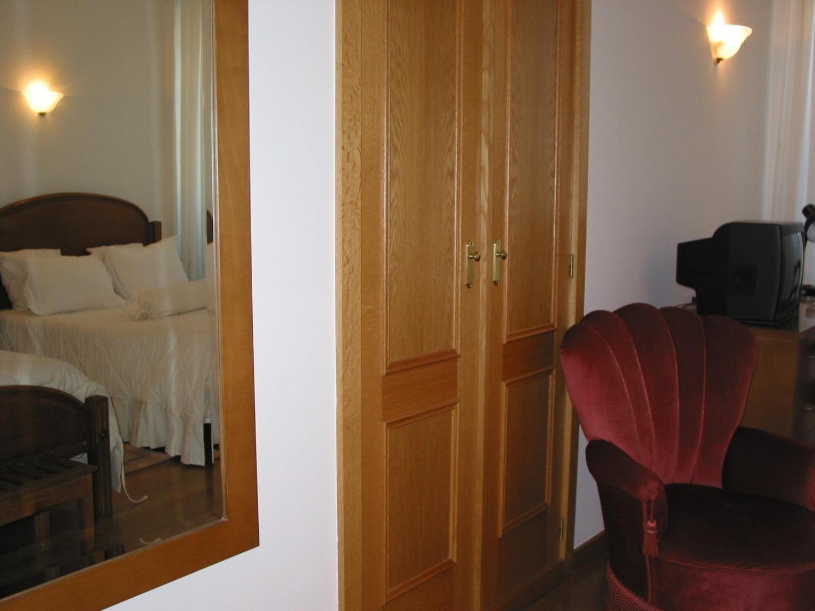 Family Room (2 Adults + 1 Child) - Photo 2