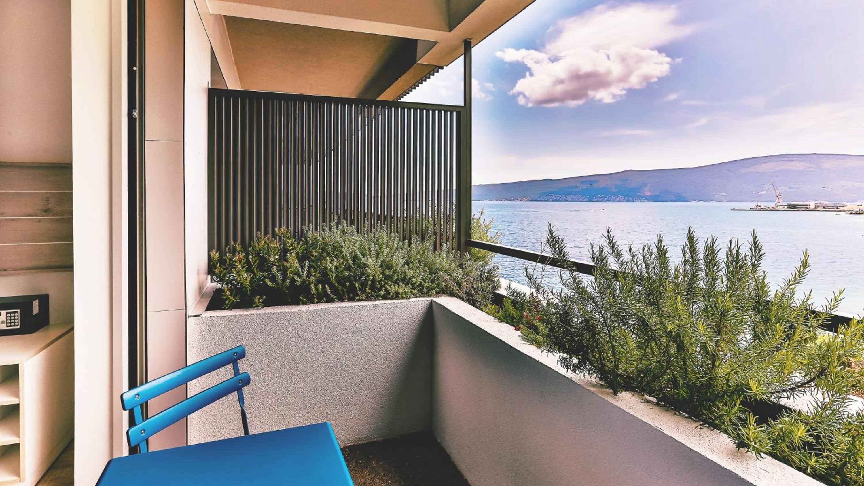 Double or Twin Room with Partial Sea View - Photo 2