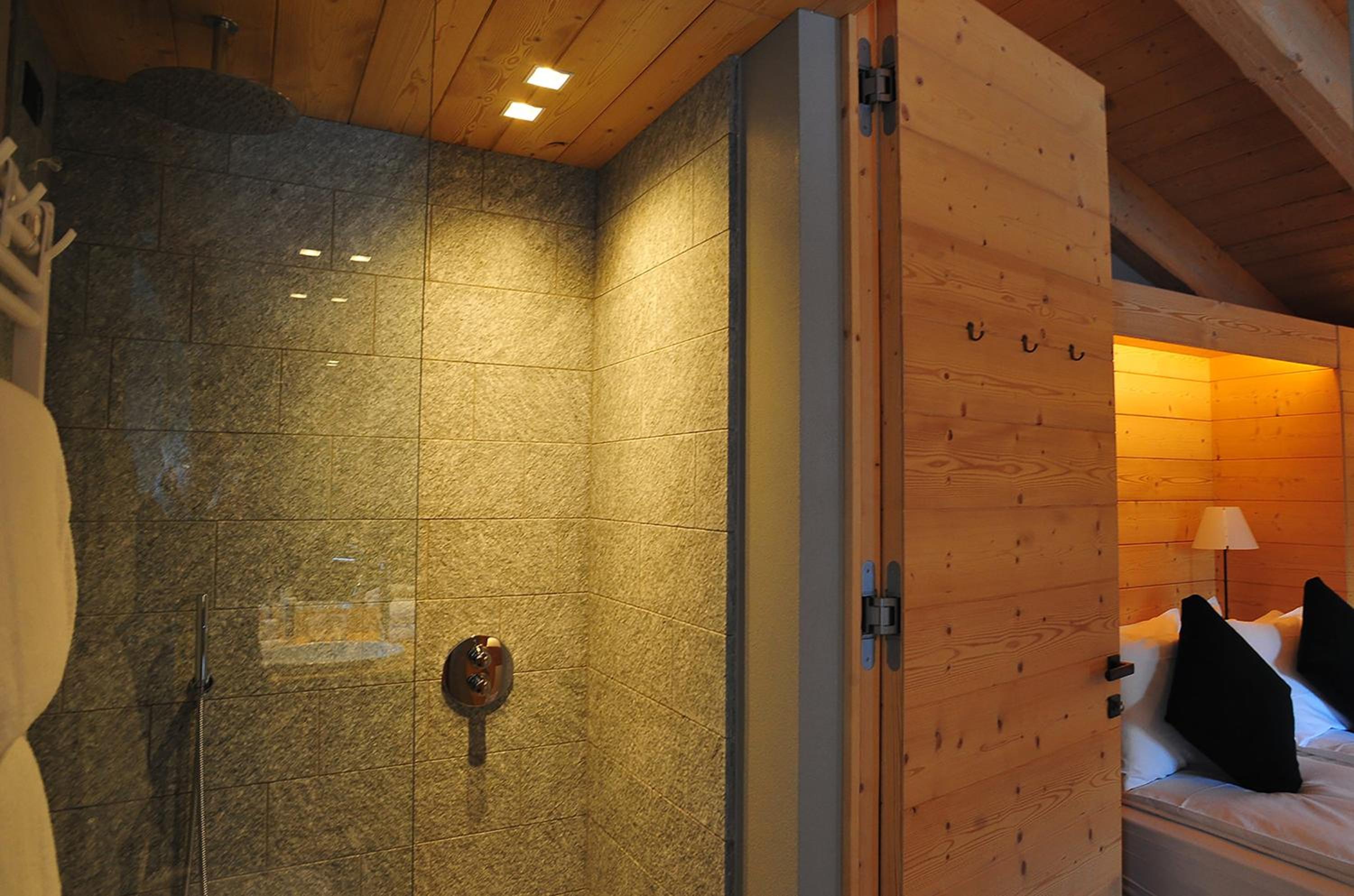 Deluxe Double Room with Balcony - Photo 7