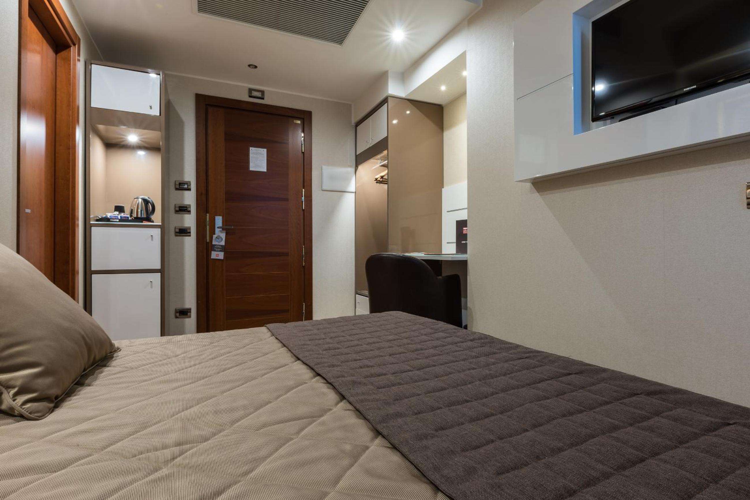 Superior Quadruple Room thumbnail 5