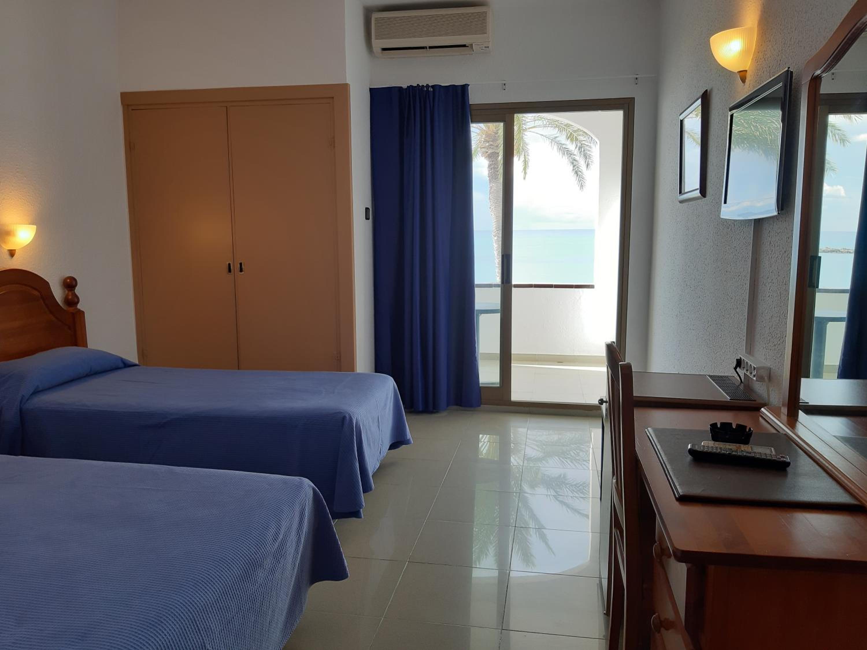Habitación Triple con Vista frontal al mar
