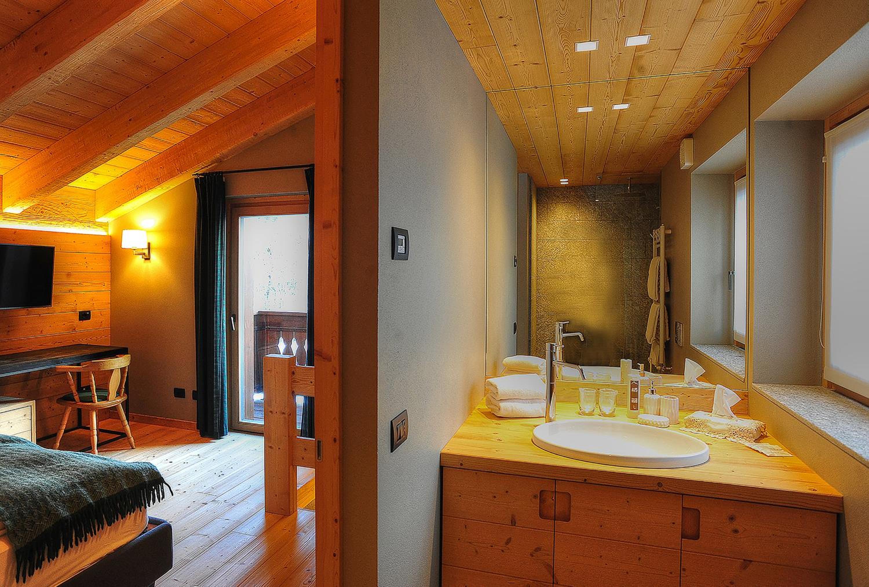Deluxe Double Room with Balcony - Photo 5