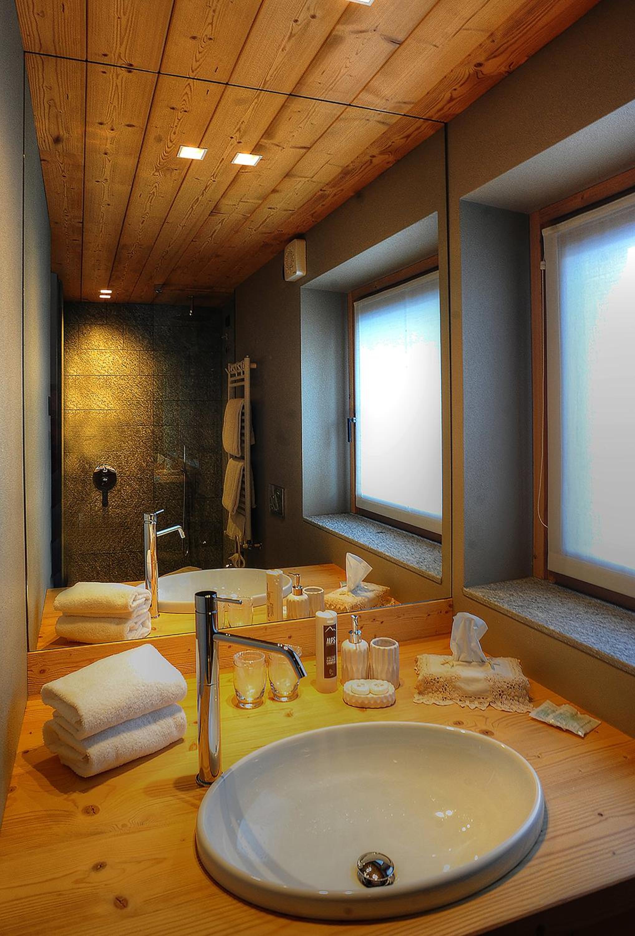 Deluxe Double Room with Balcony - Photo 10
