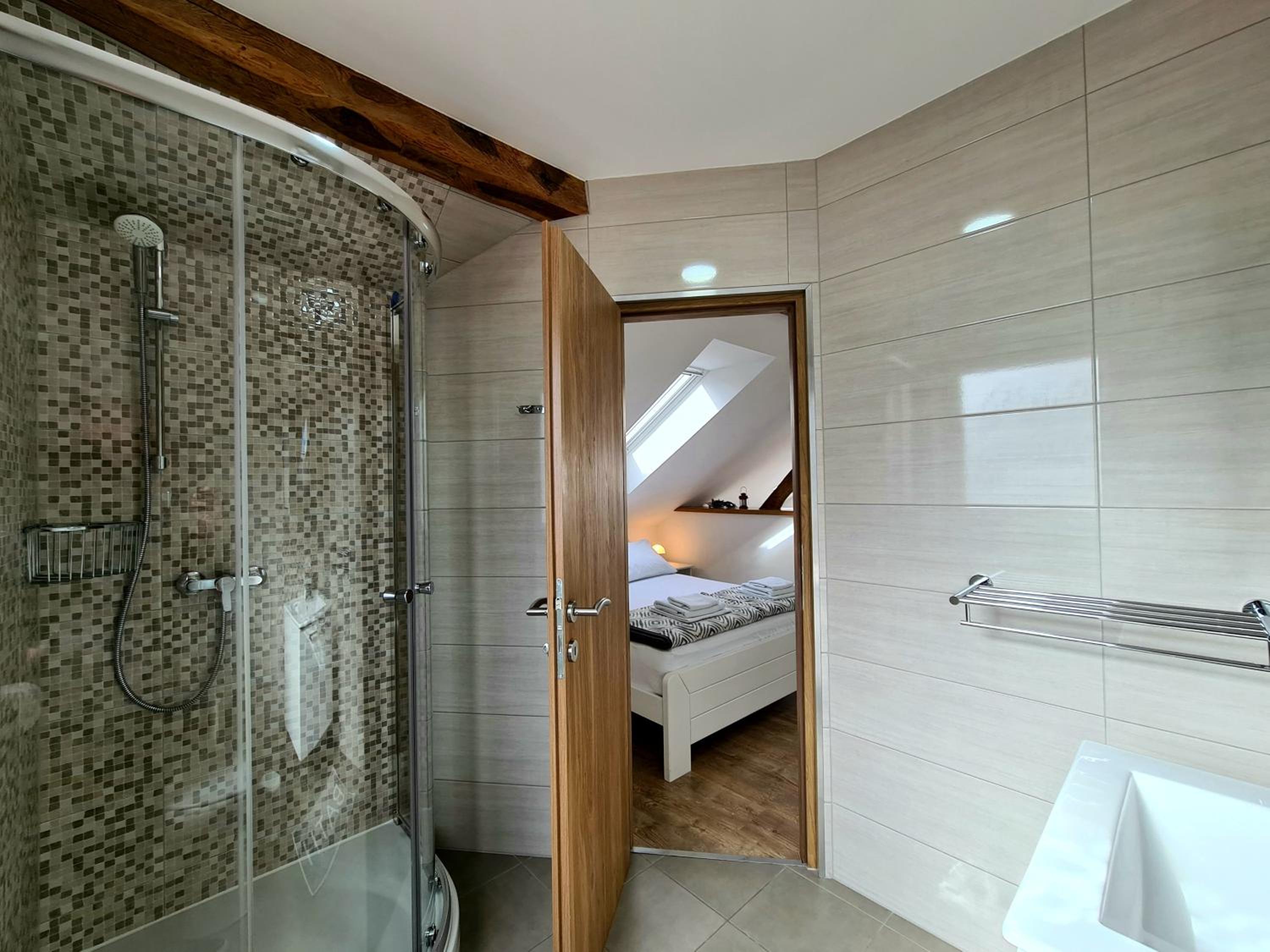 Double Room with Private Bathroom - Photo 15
