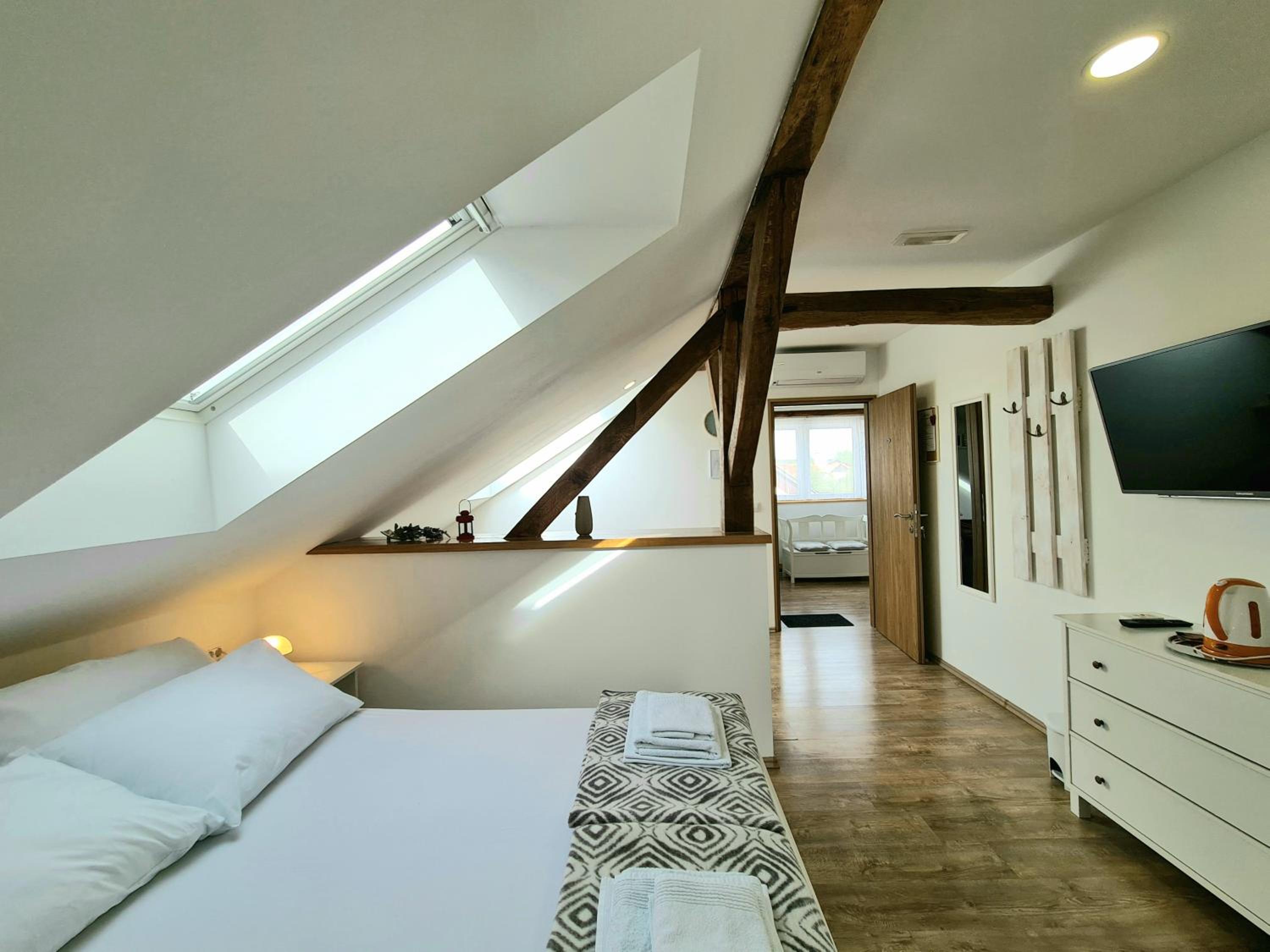 Double Room with Private Bathroom - Photo 14