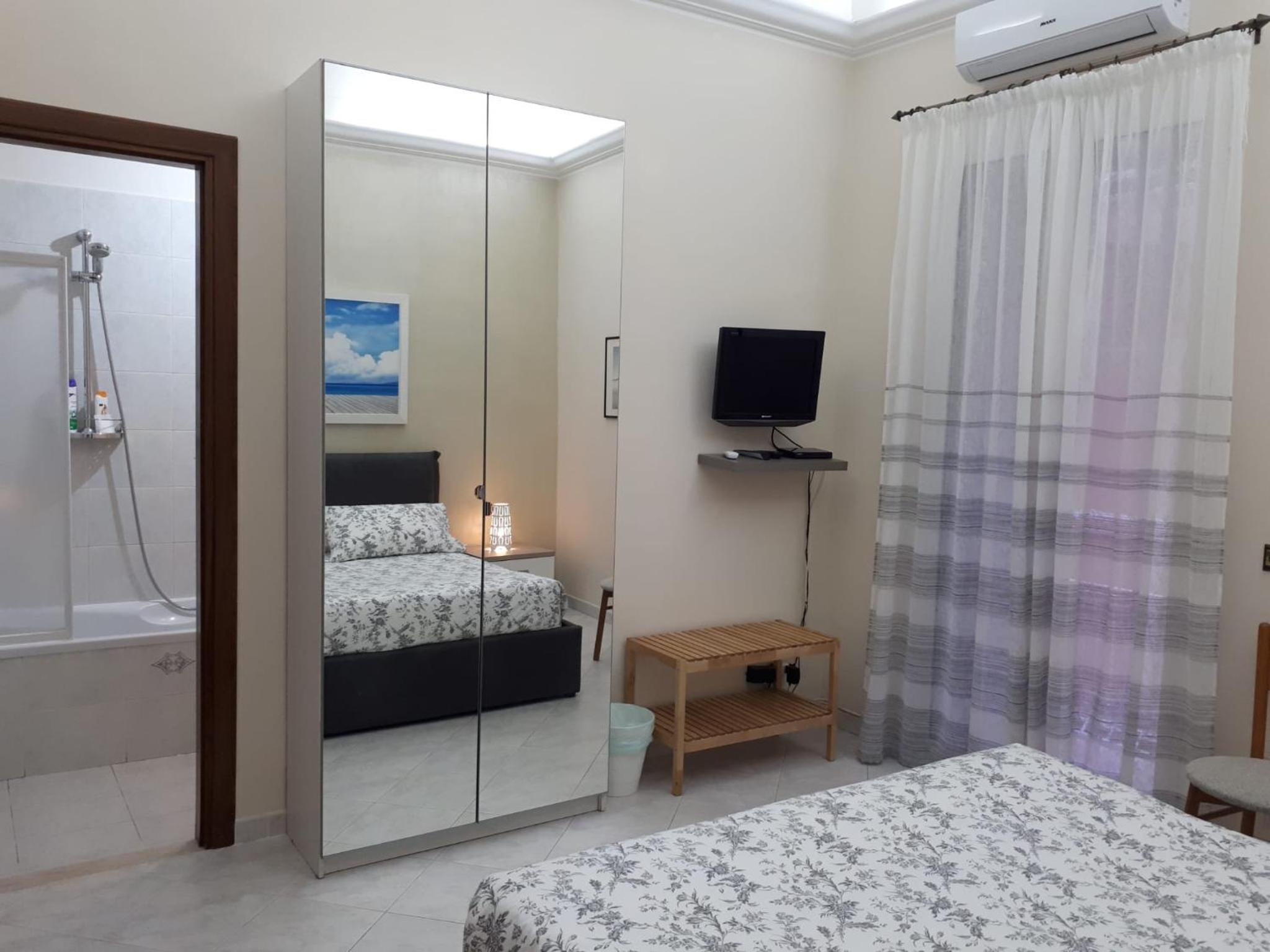 Double Room with Private Bathroom - Photo 18