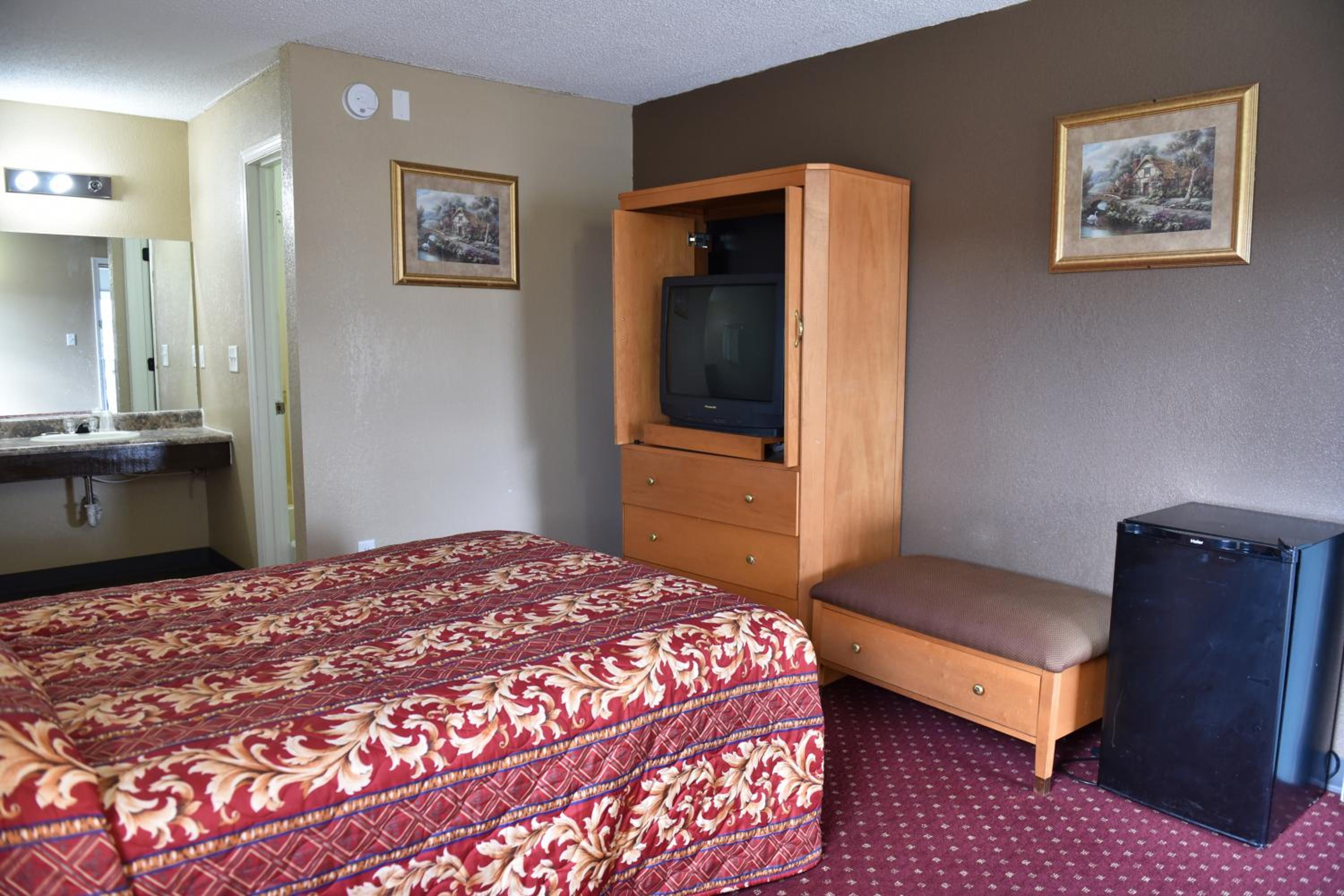Queen Room - Mobility Access/Non-Smoking photo 3