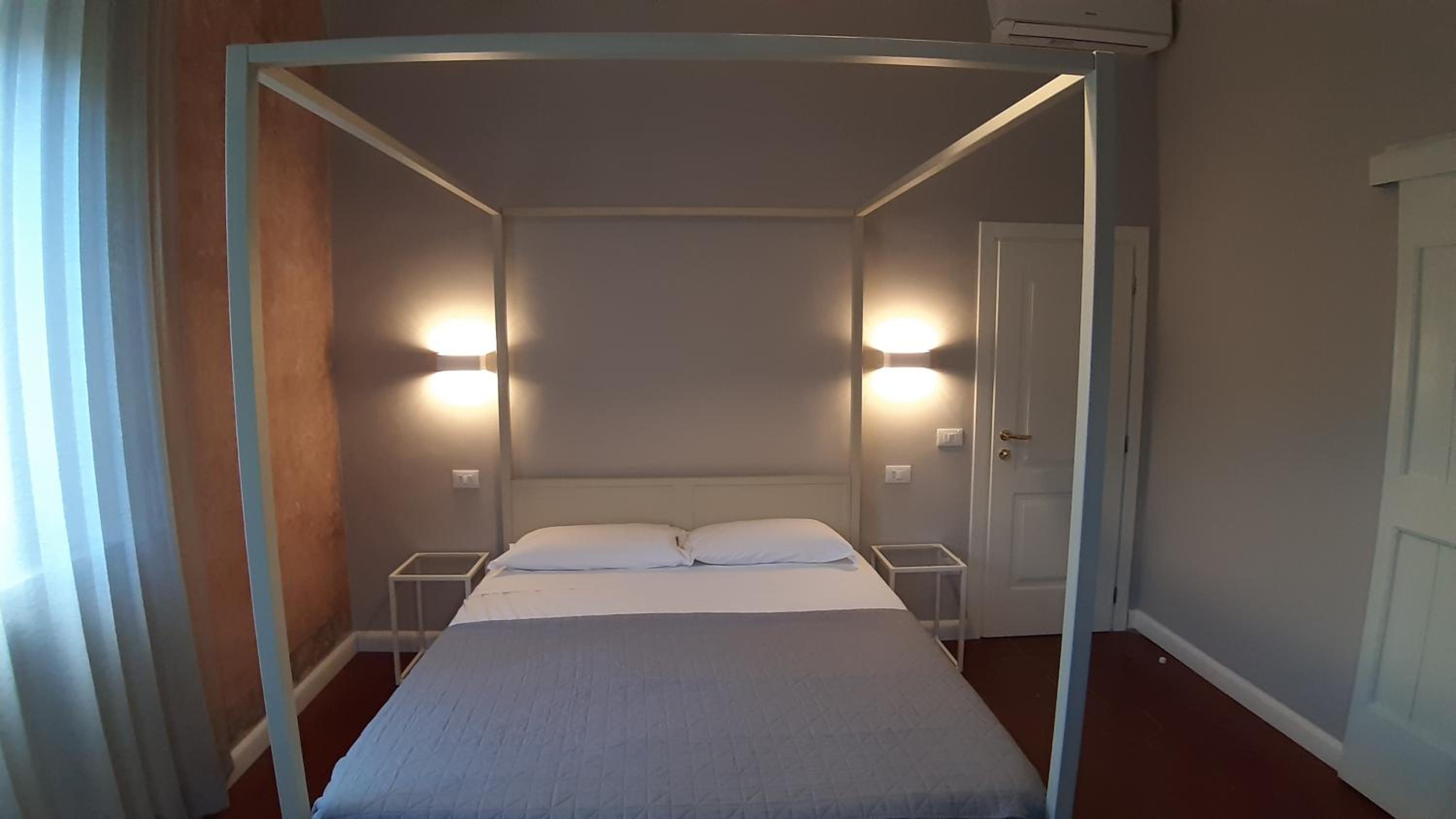 Deluxe King Room photo 1
