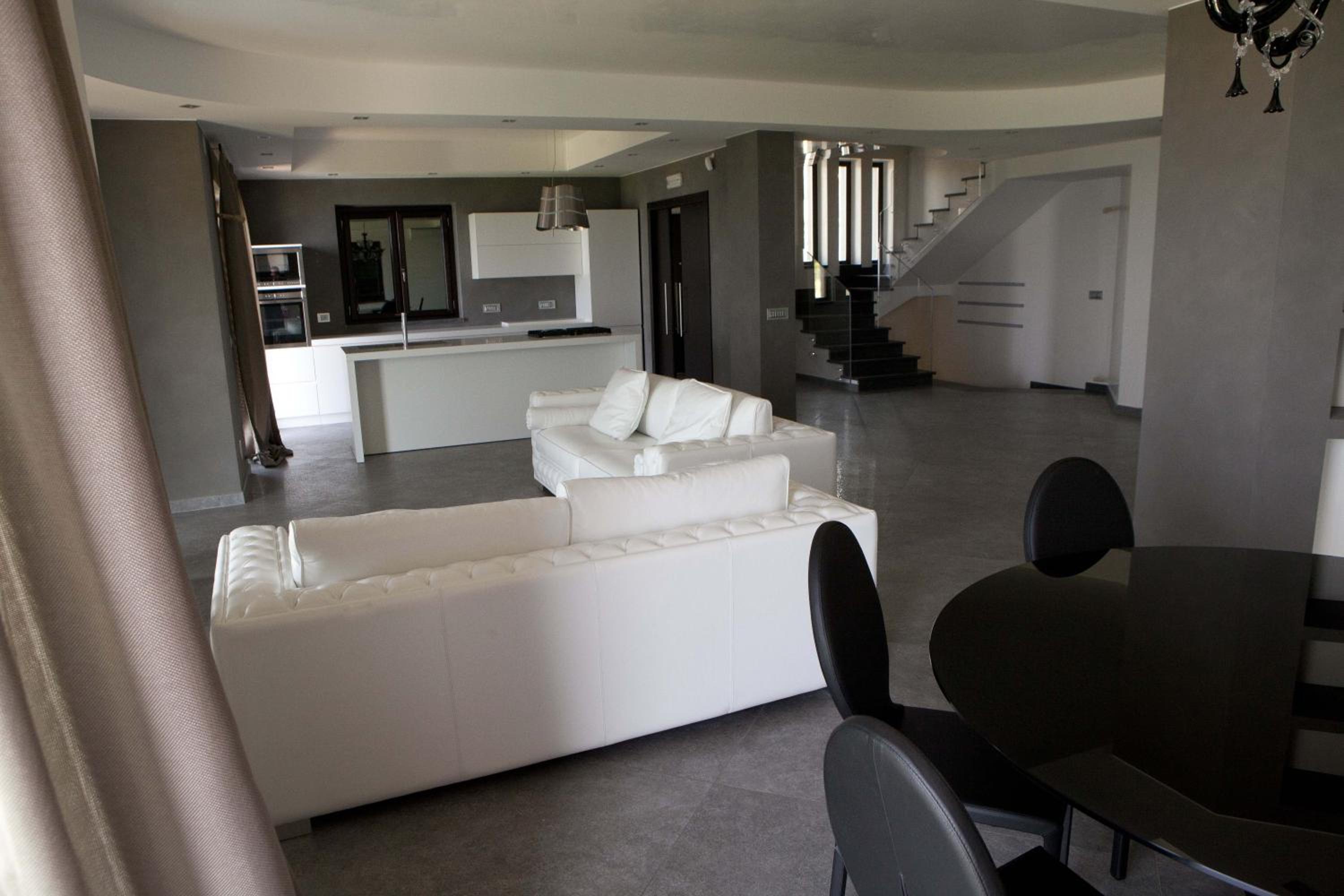 Seven-Bedroom Villa On Three Floors photo 1