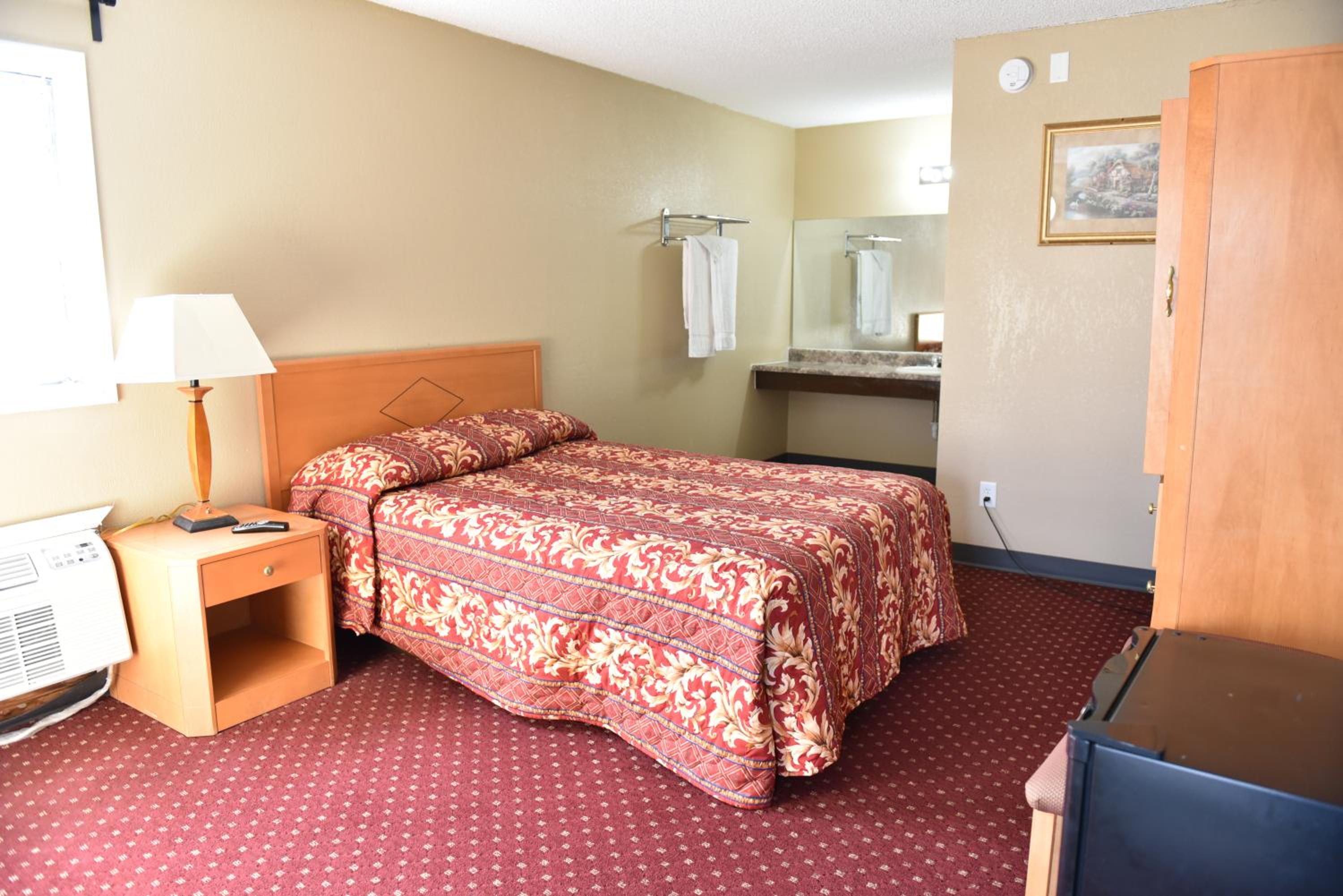 Queen Room - Mobility Access/Non-Smoking photo 1