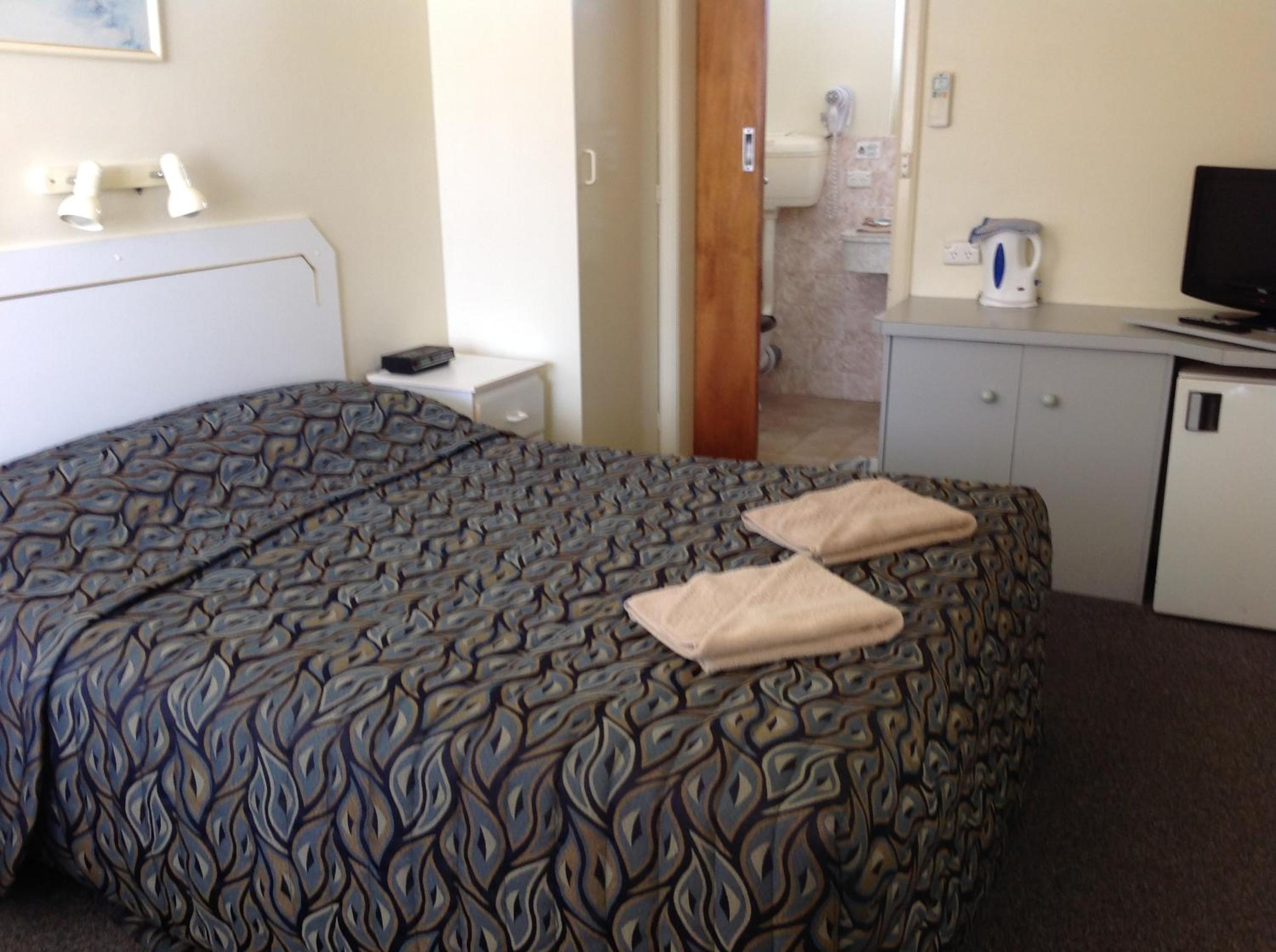 Queen Room photo 2