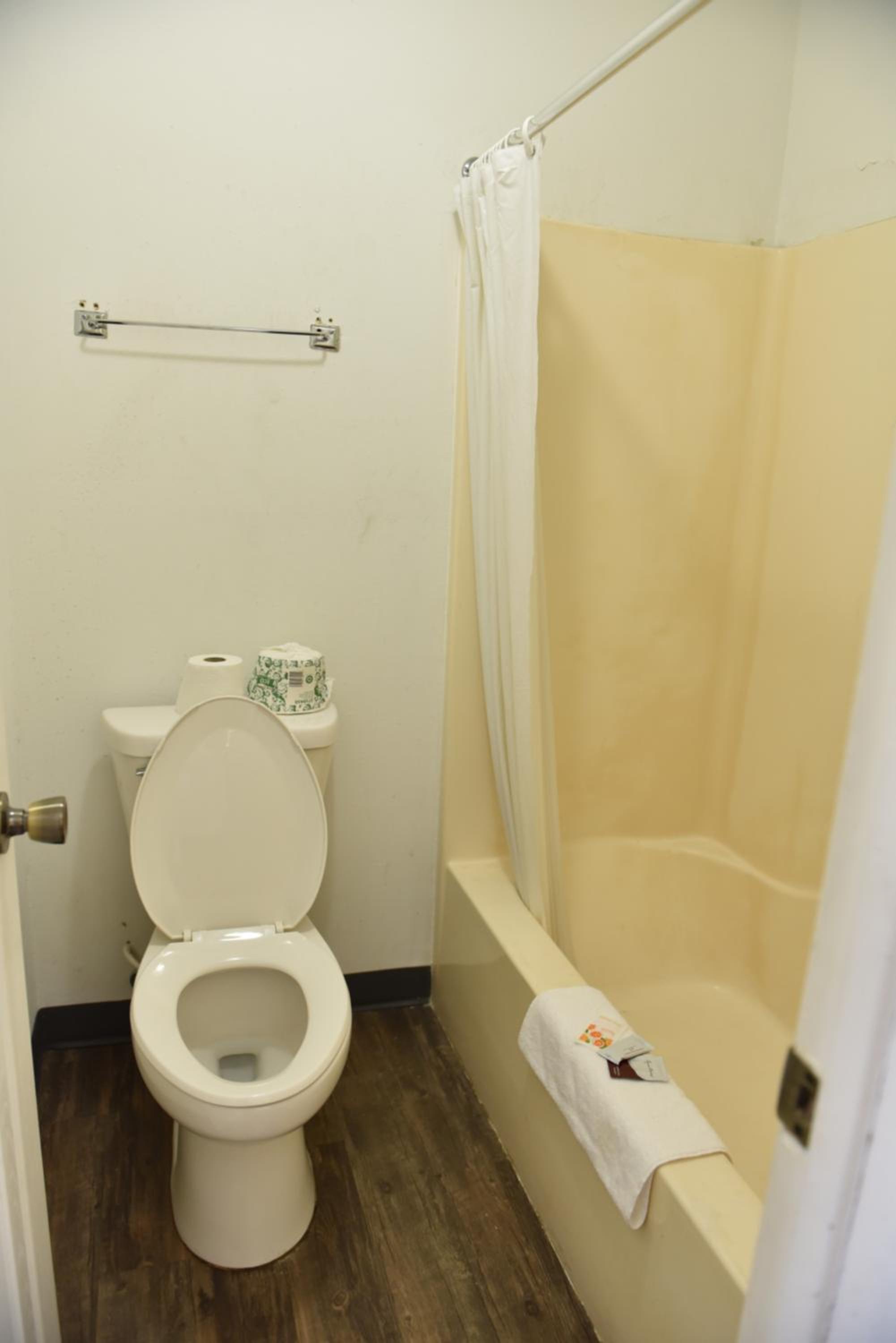 King Room - Non-Smoking photo 3