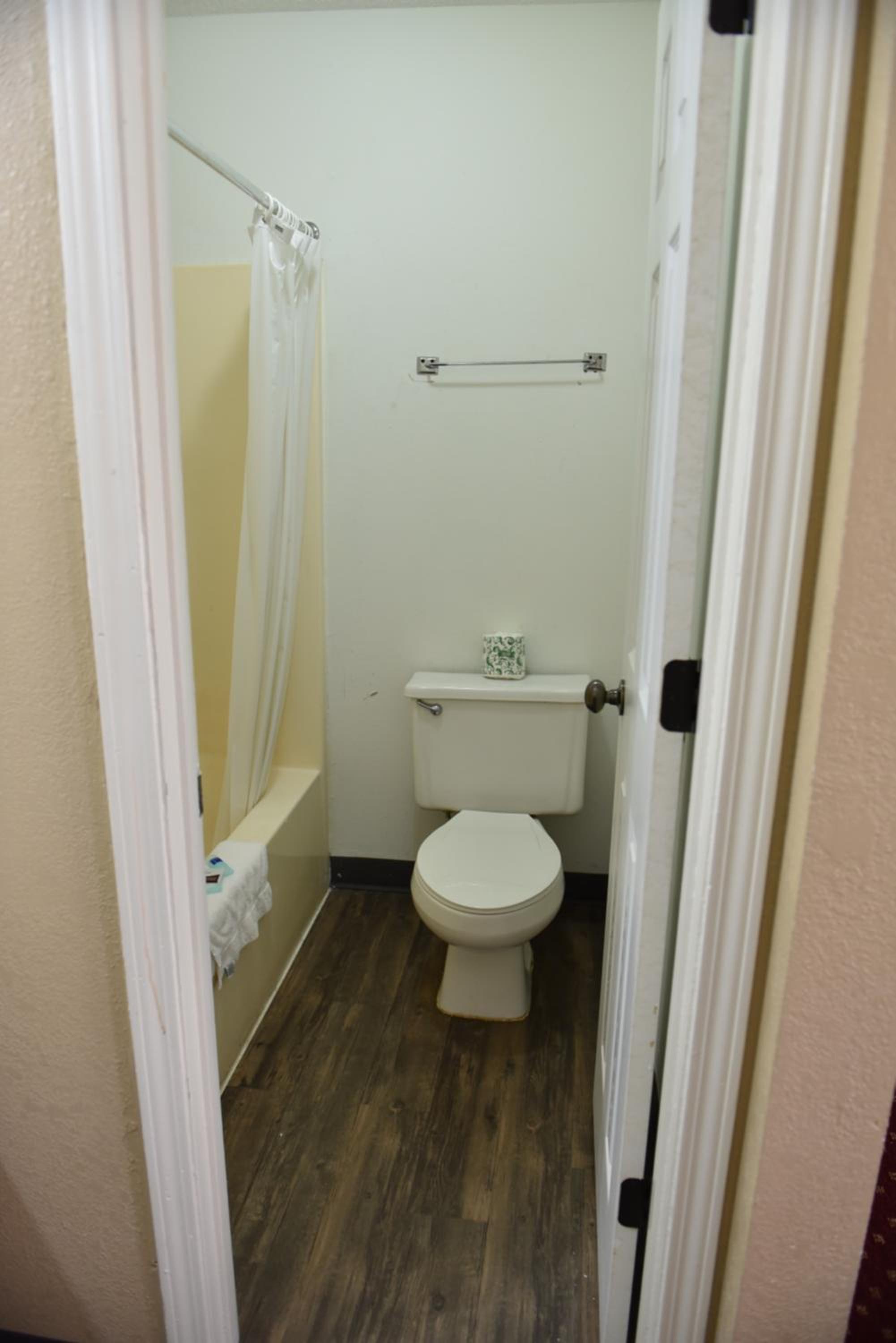 Queen Room - Mobility Access/Non-Smoking photo 2