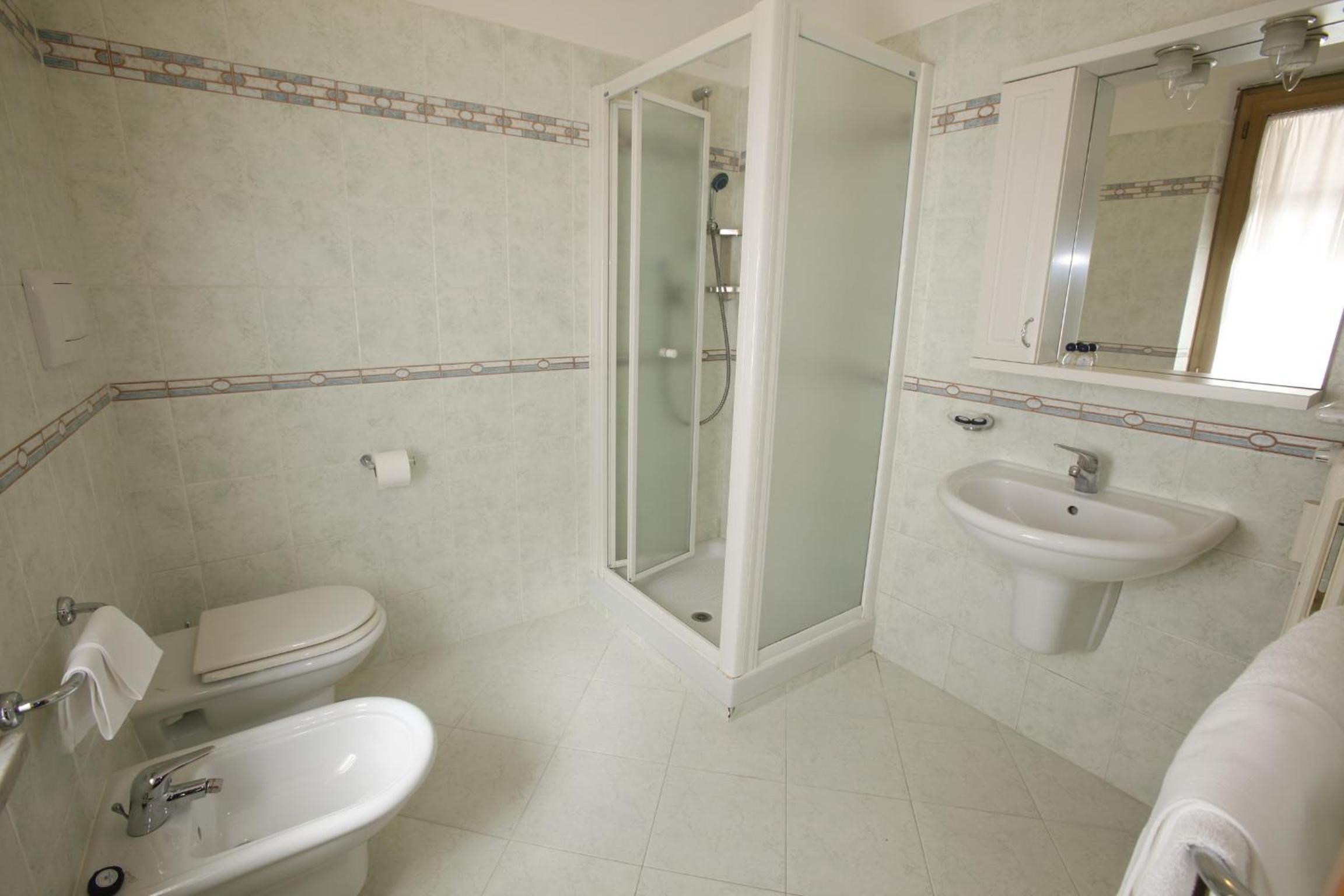 Double Room - Photo 6