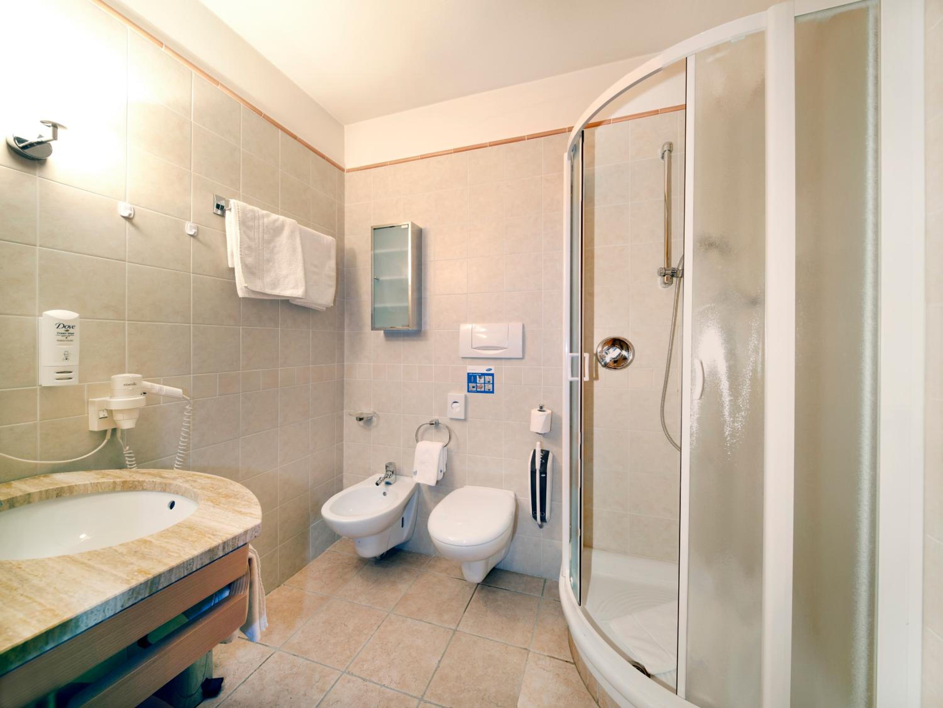 Double or Twin Room - Photo 9