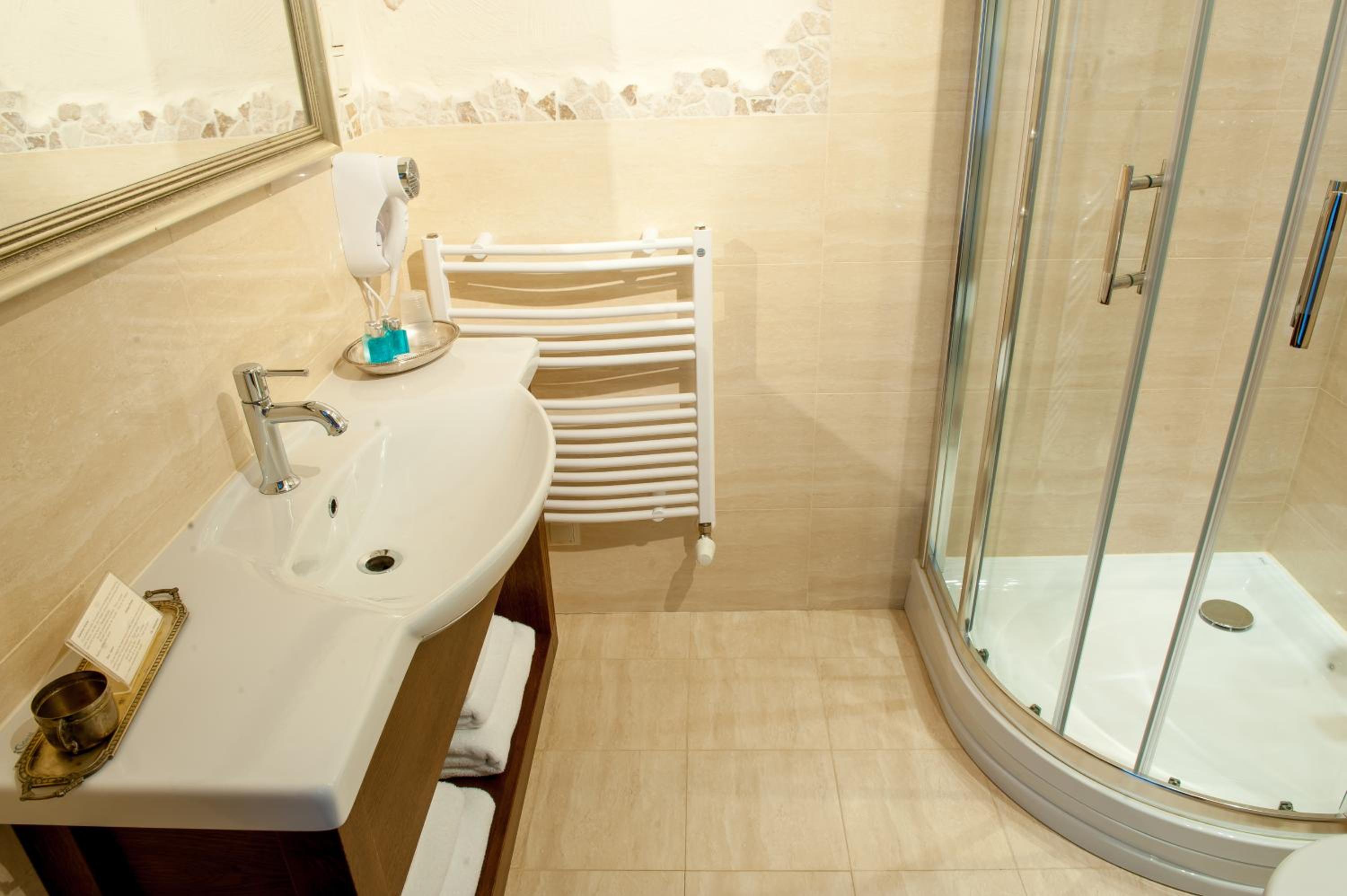 Standard Double or Twin Room - Photo 4