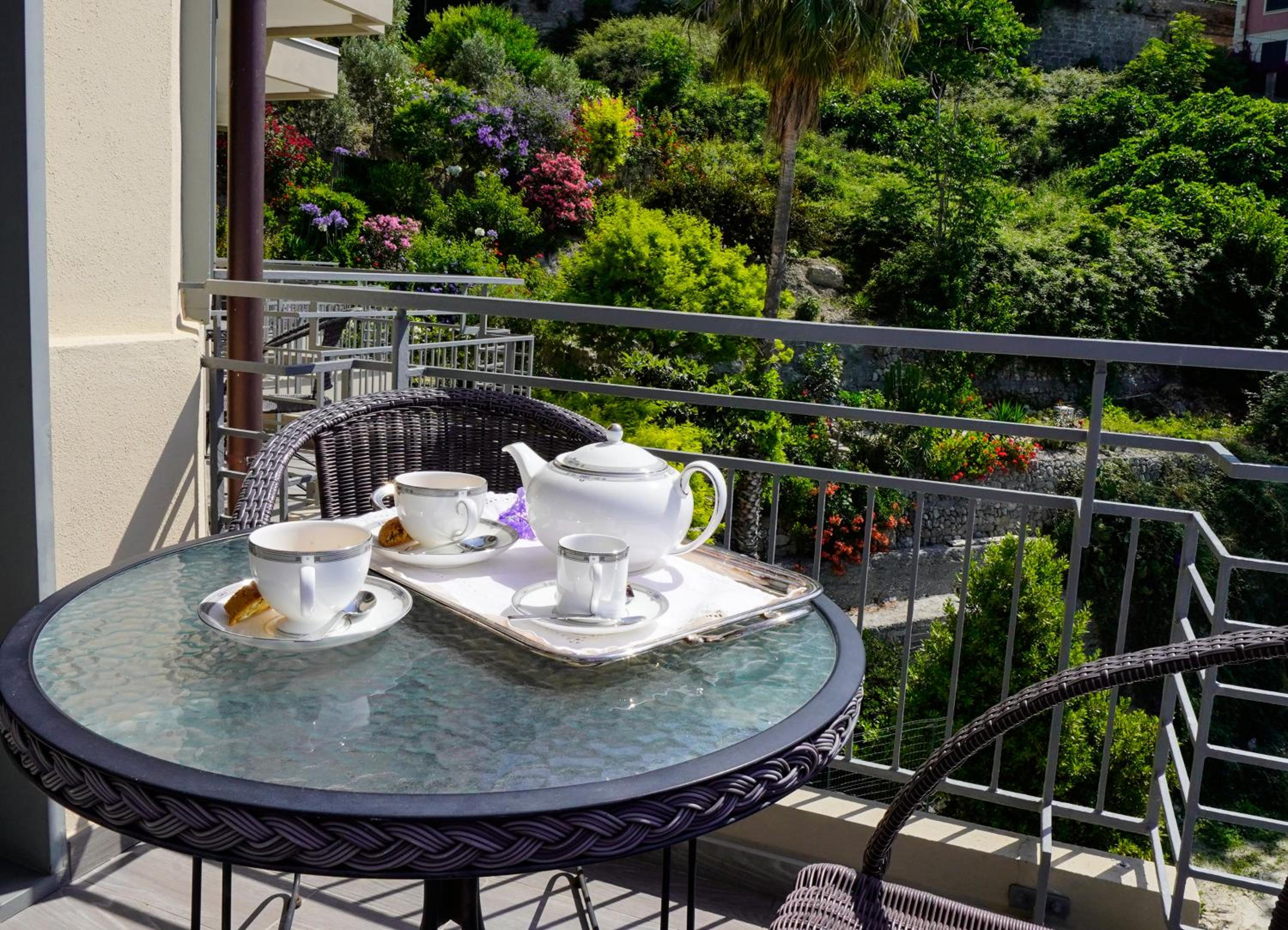 Standard Double Room with Balcony and Partial Sea View - Photo 9
