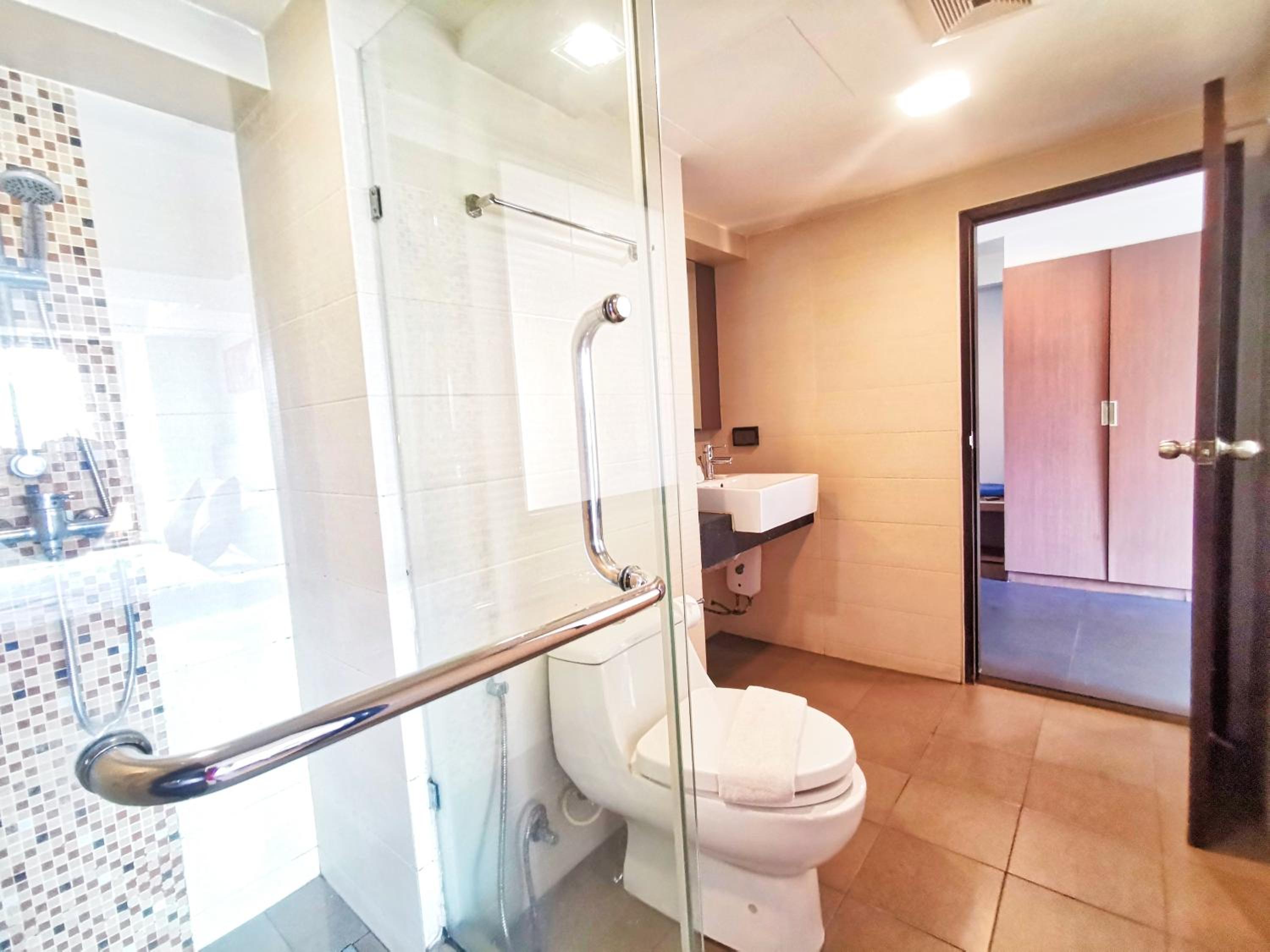 Deluxe Suite with City View - Photo 11