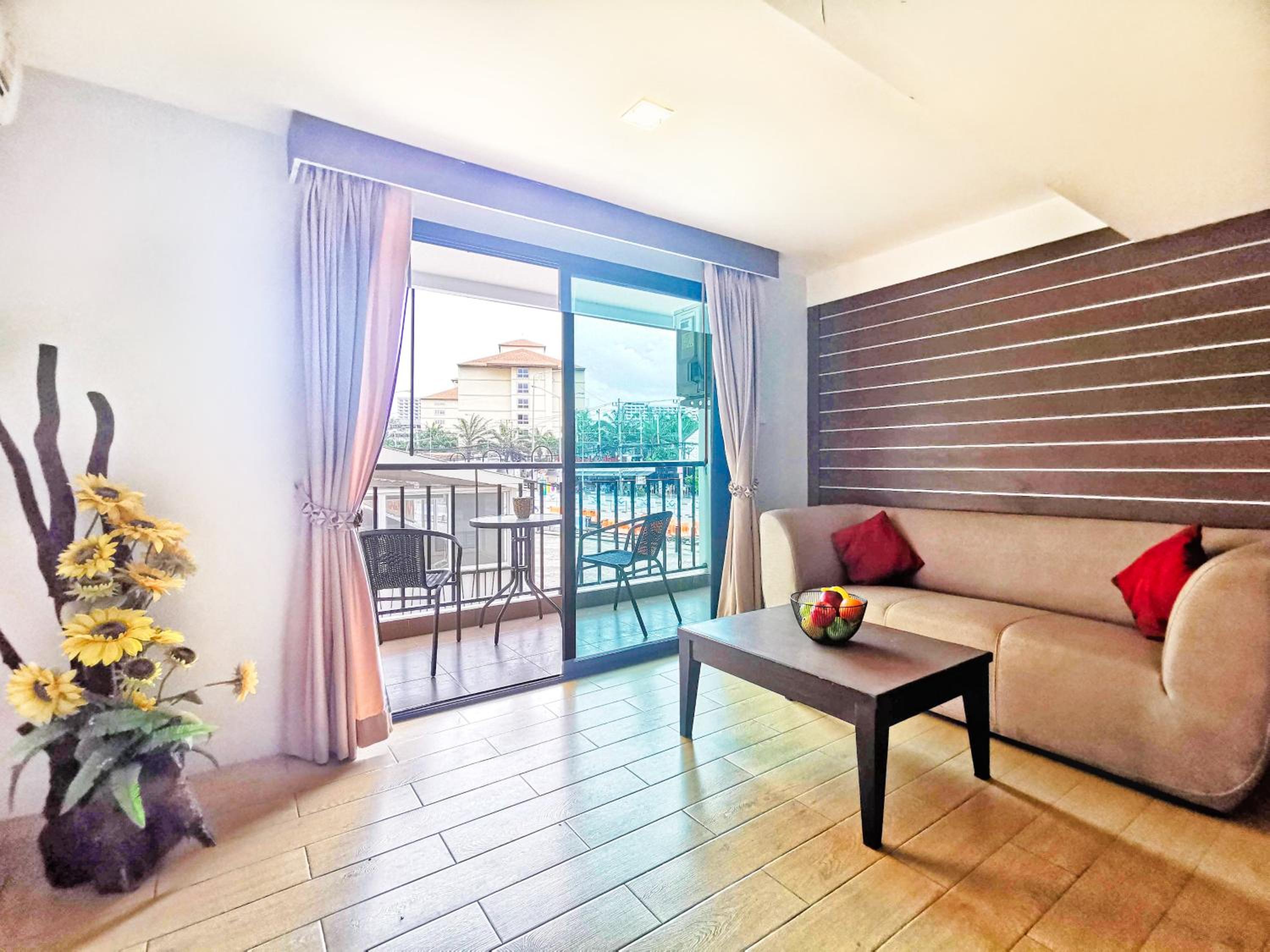 Deluxe Suite with City View - Photo 3