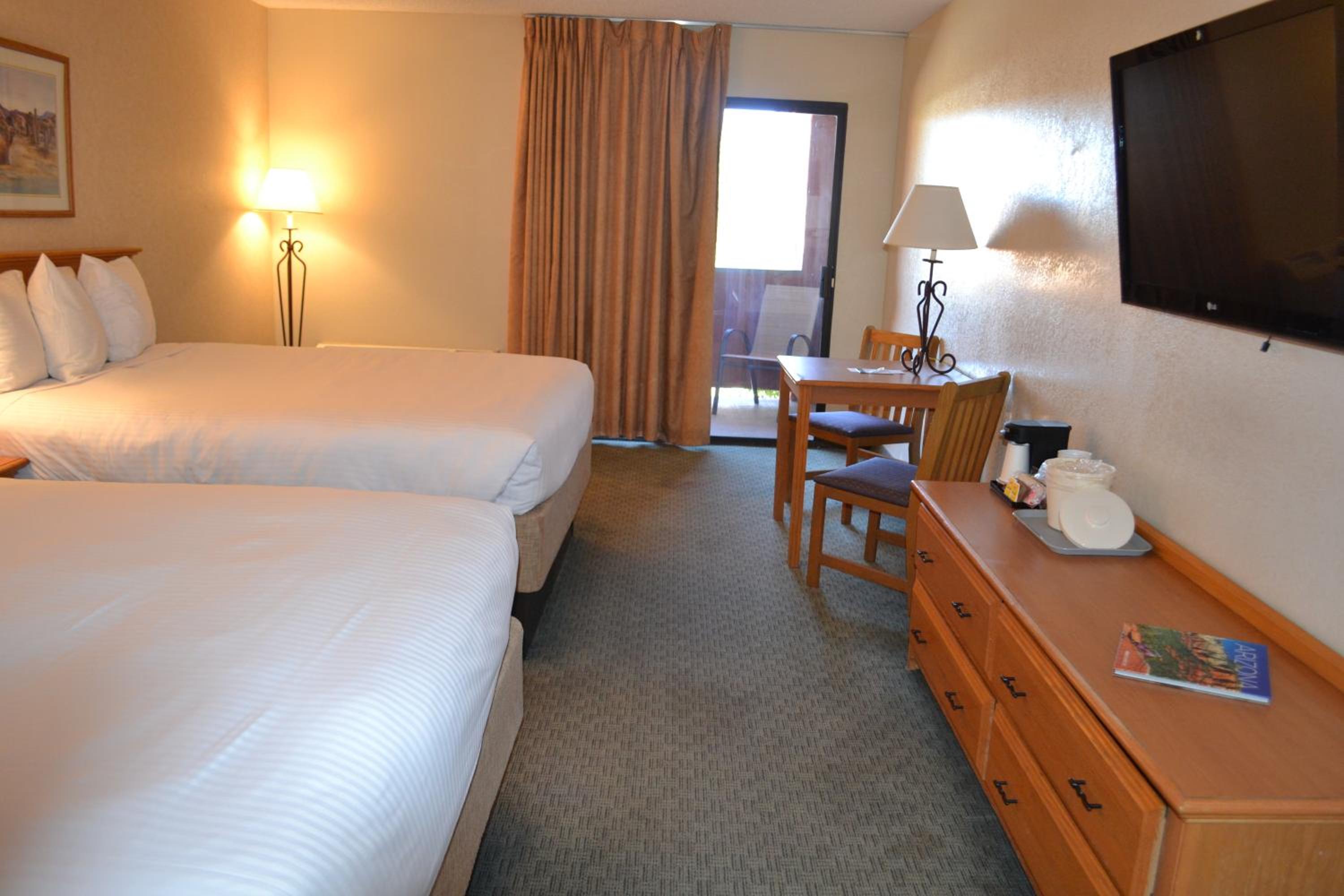 Queen Room with Two Queen Beds photo 2