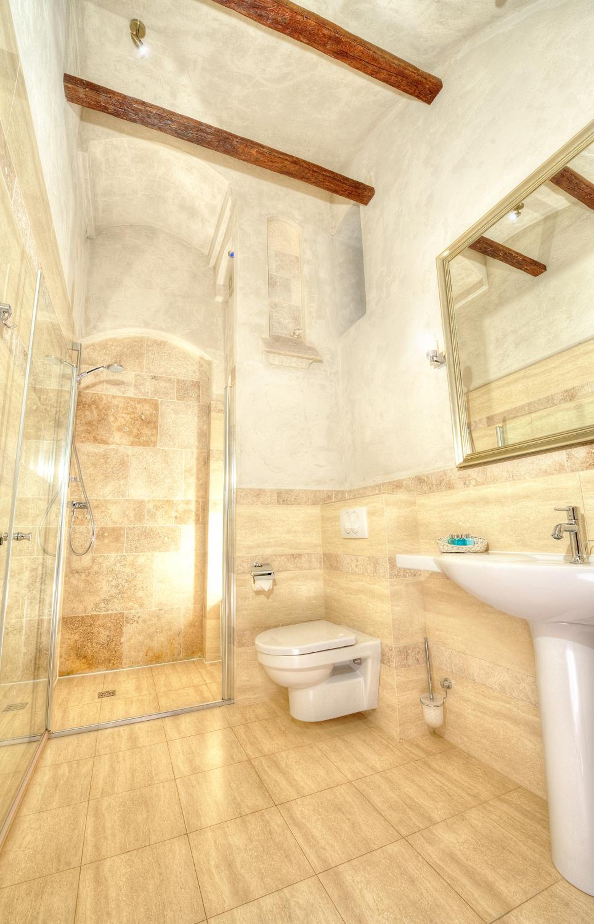 Deluxe Suite - Photo 2