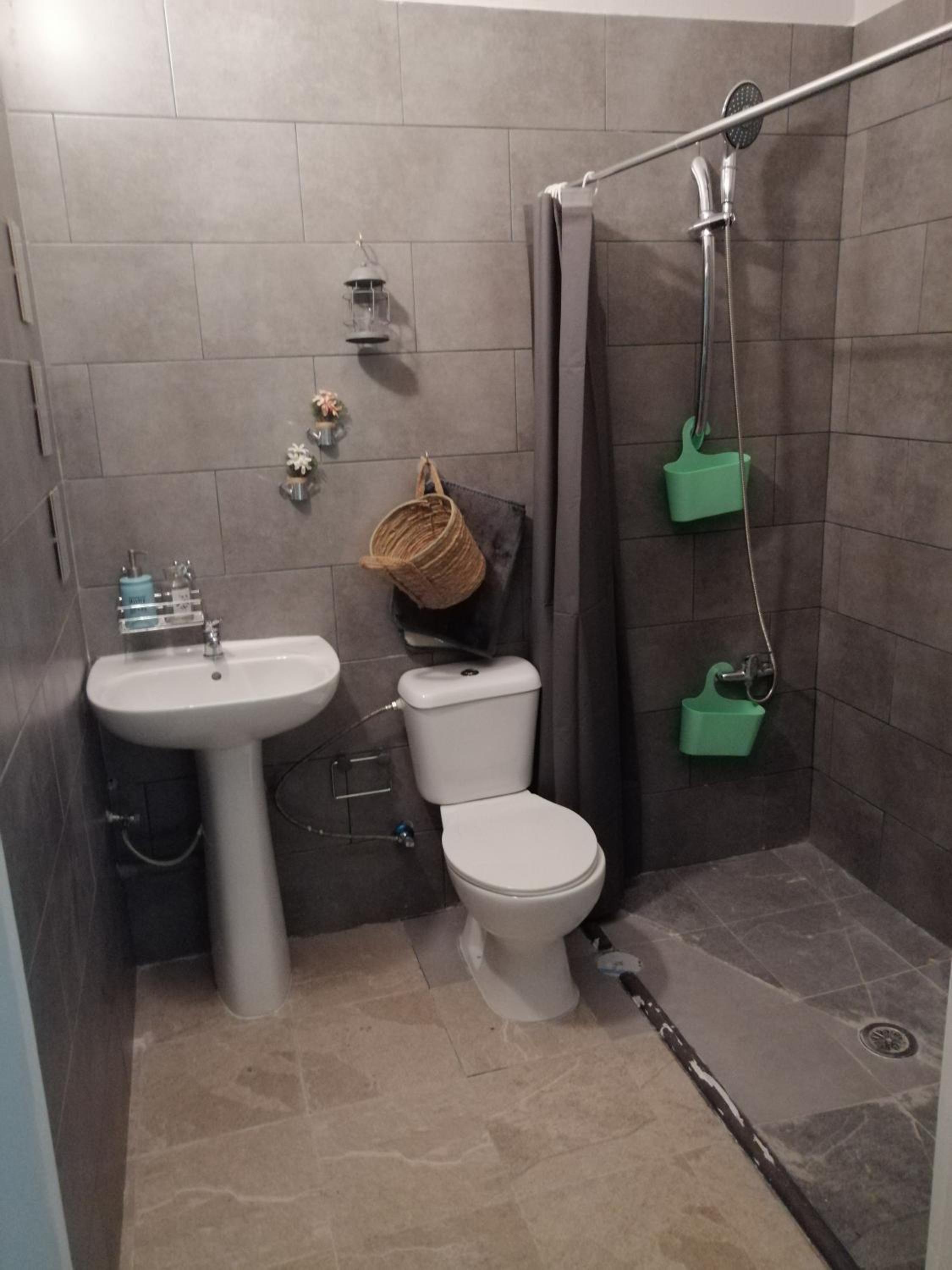 Family Room with Private Bathroom - Photo 8