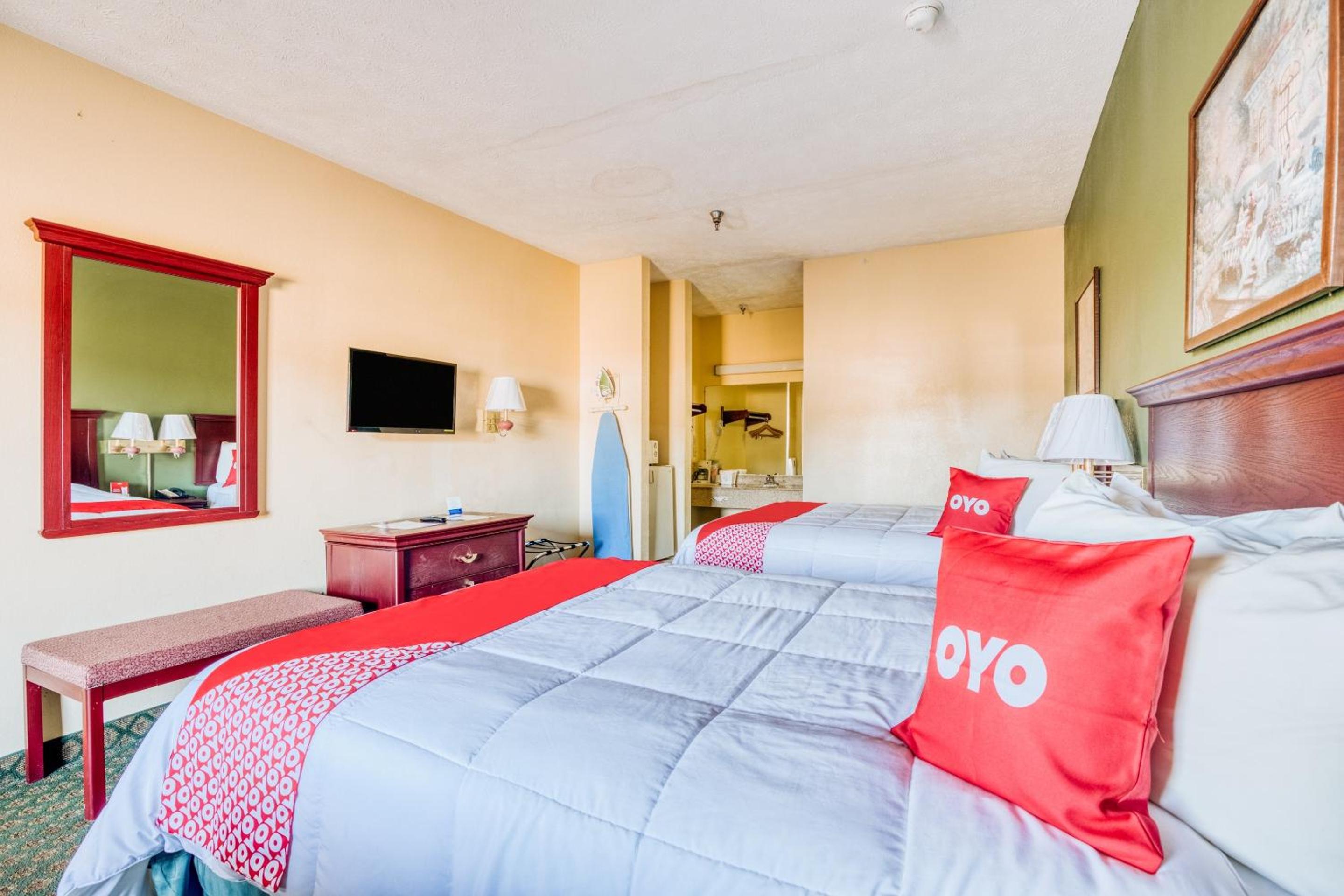 Queen Room with Two Queen Beds - Photo 7