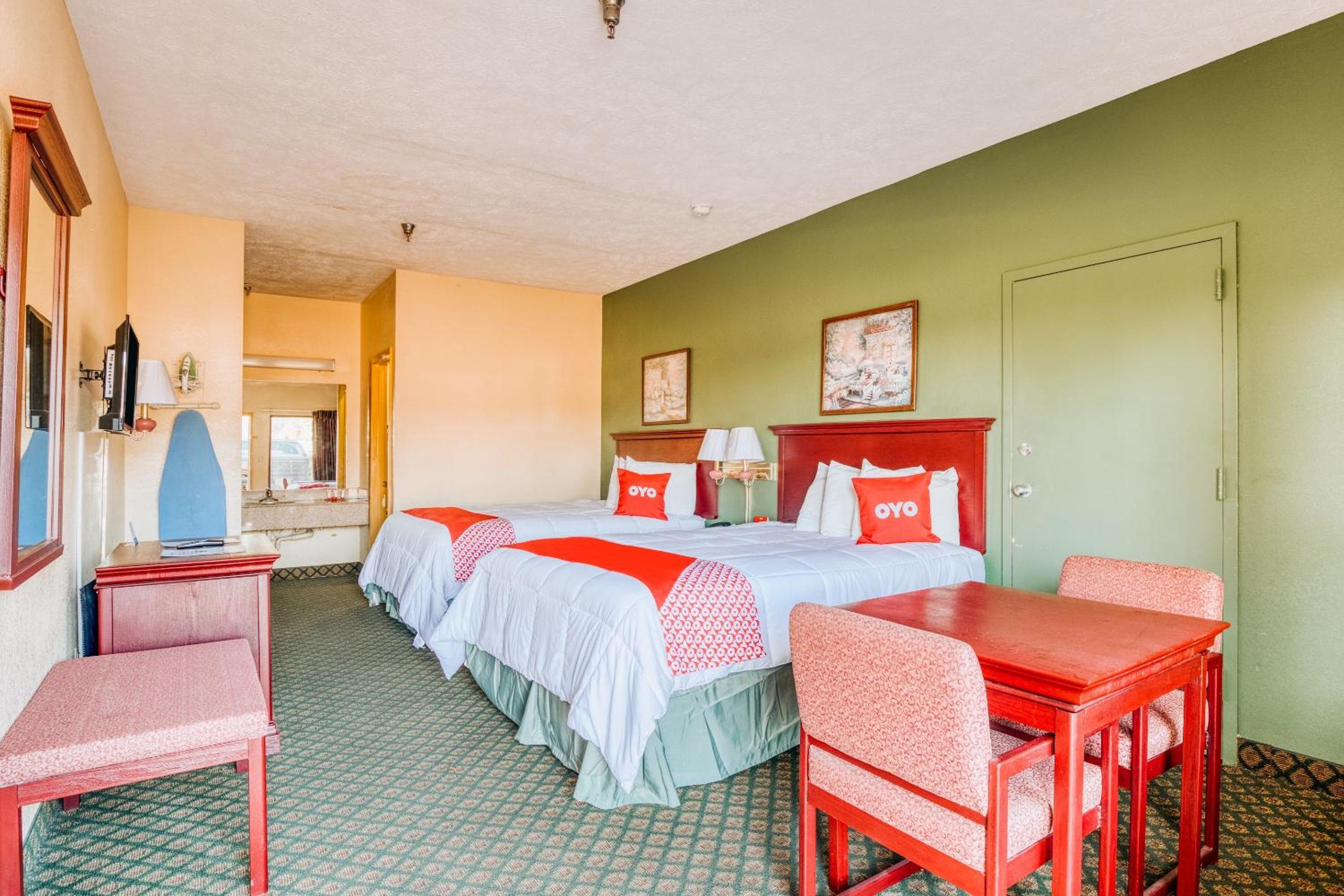 Queen Room with Two Queen Beds - Photo 8