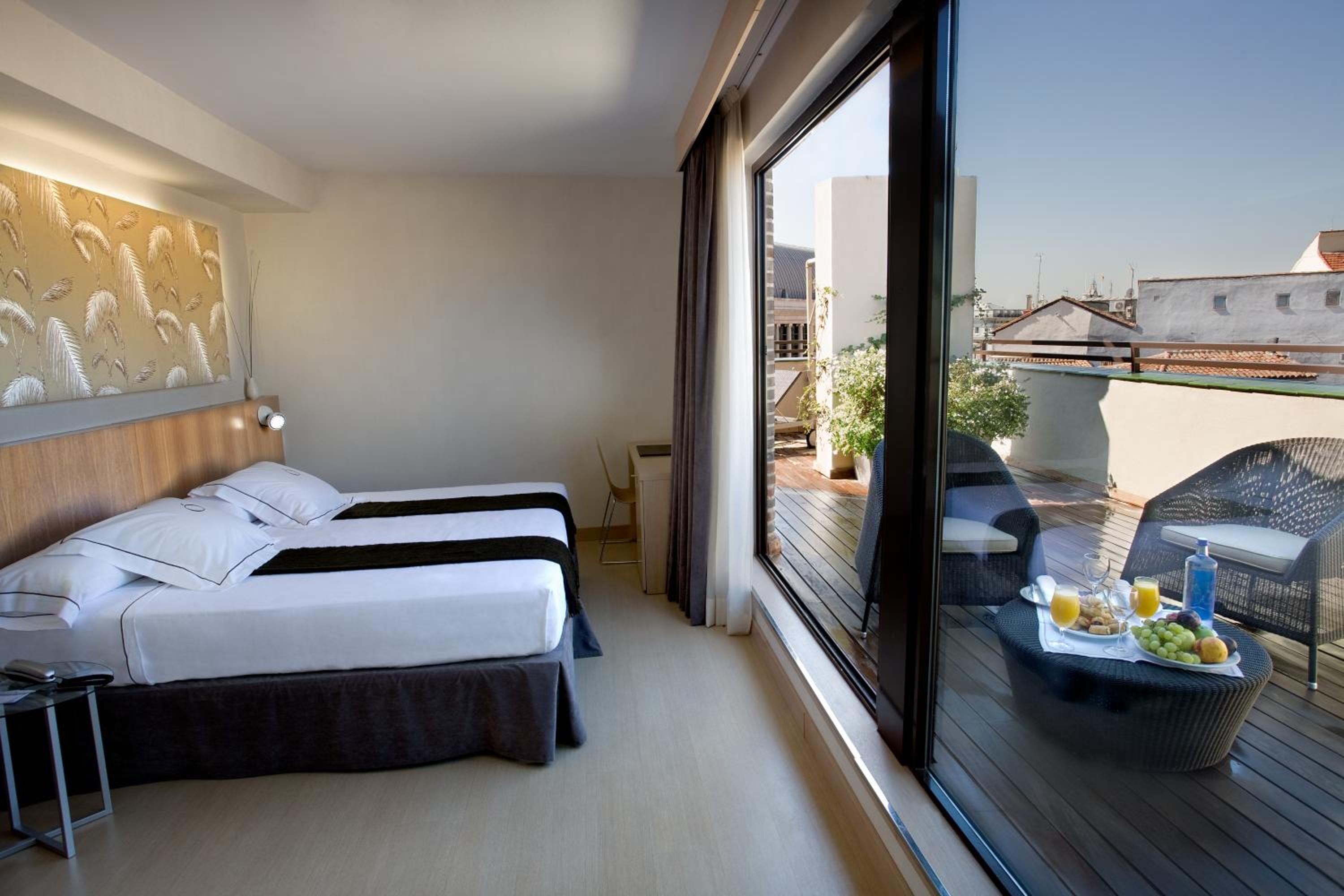 Double Room with Terrace and Spa Bath - Photo 9