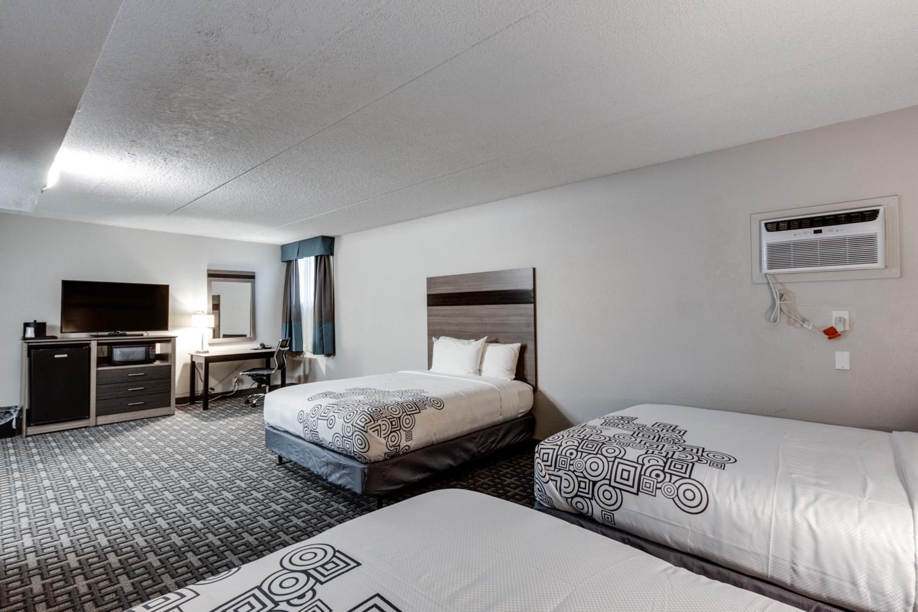 Suite with Three Queen Beds - Non-Smoking photo 1