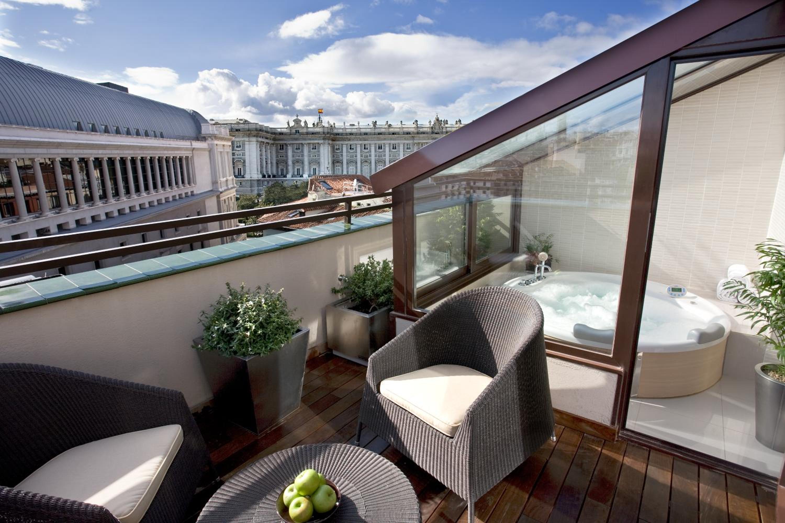 Double Room with Terrace and Spa Bath - Photo 12