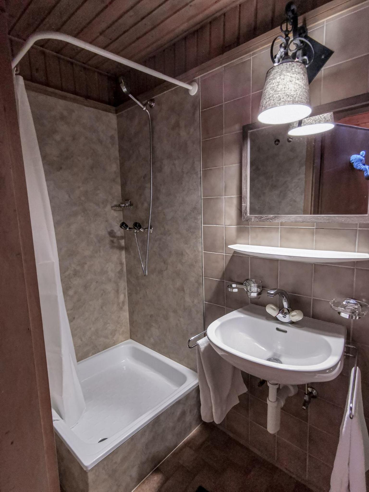 Quadruple Room with Private Bathroom - Photo 9