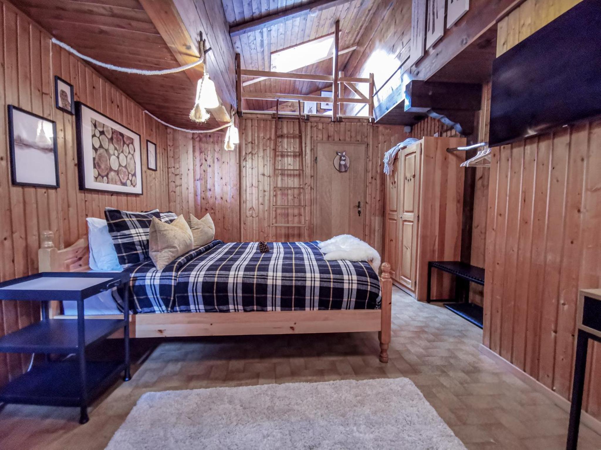 Quadruple Room with Private Bathroom - Photo 8