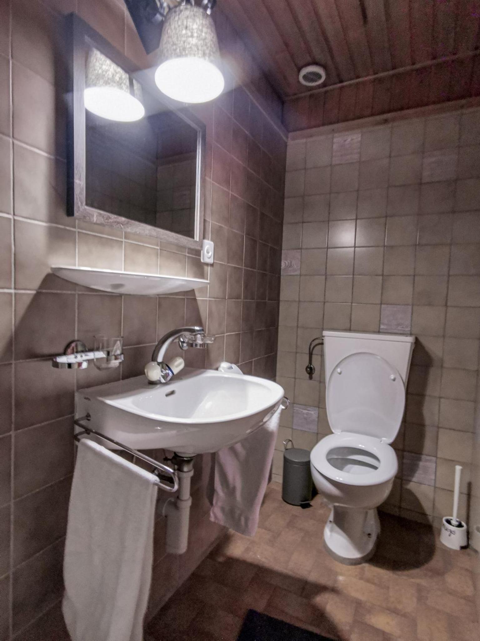 Quadruple Room with Private Bathroom - Photo 6