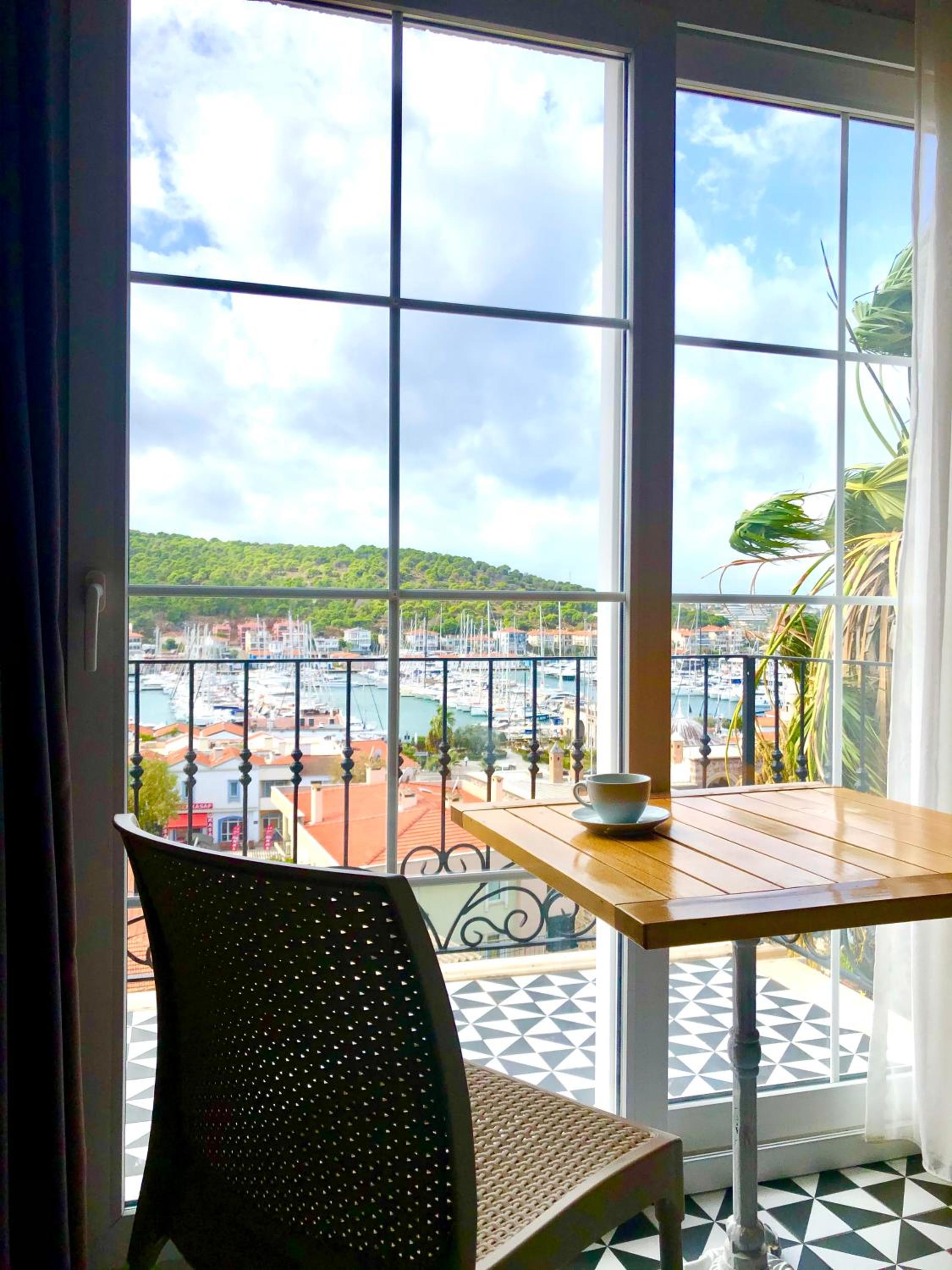 Deluxe Double Room with Balcony and Sea View - Photo 11