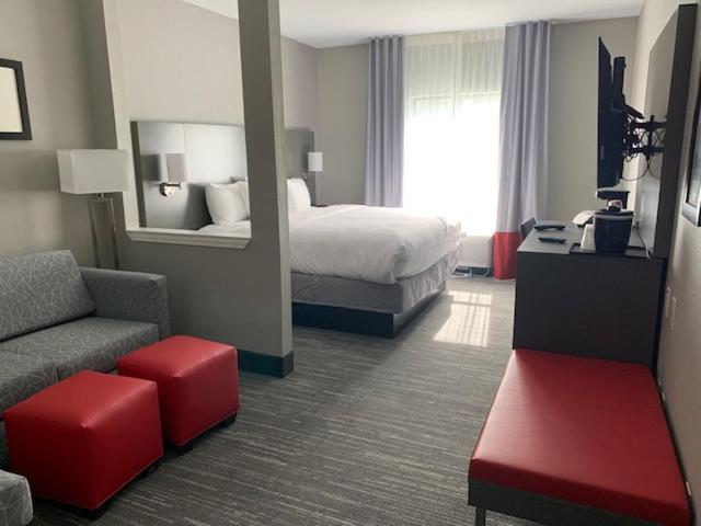 King Suite - Non-Smoking - Photo 4