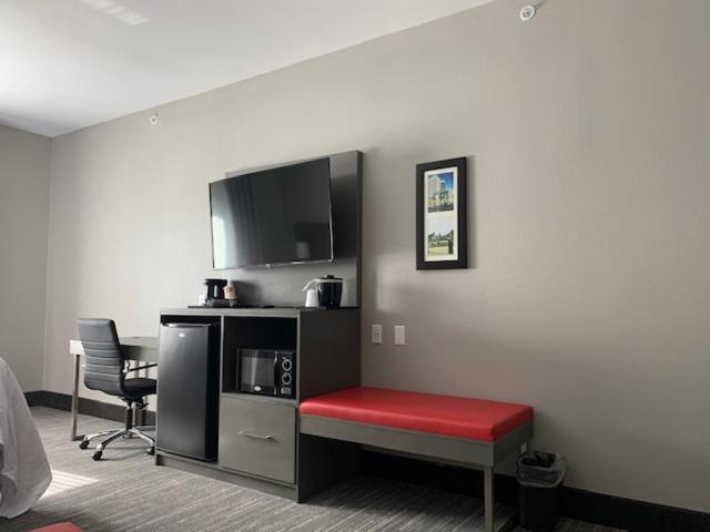 King Suite - Non-Smoking - Photo 2