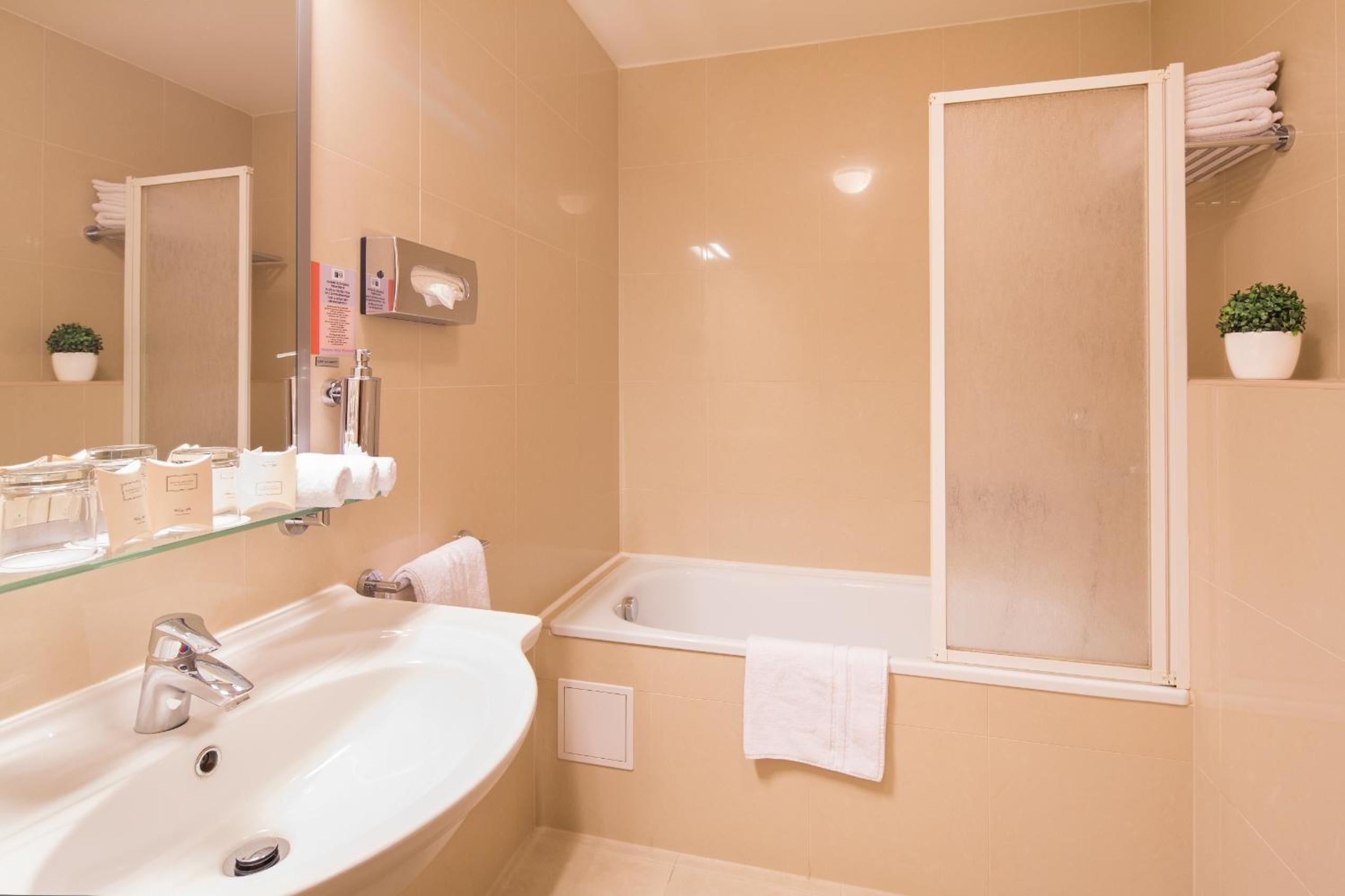 Double or Twin Room - Photo 11