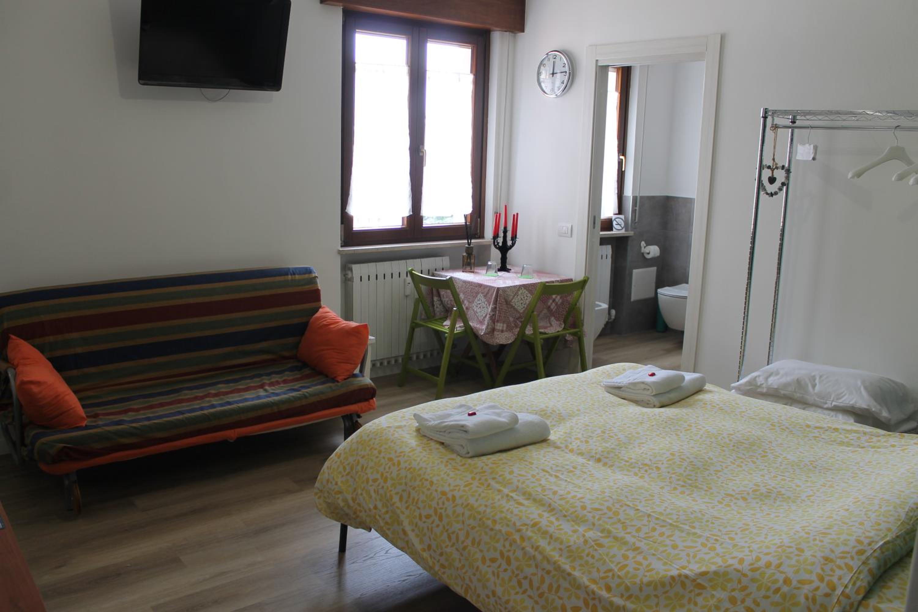 Deluxe King Room - Photo 9