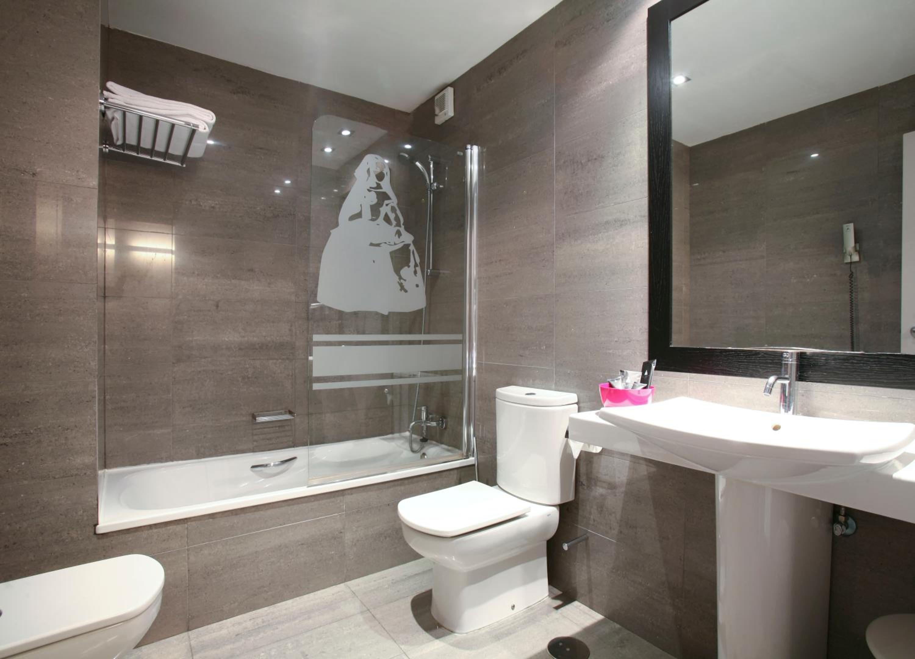 Double or Twin Room with Extra Bed (2 Adults + 1 Child) photo 2